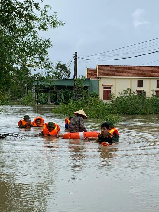 Sự kiện - Lực lượng công an dầm mình giúp dân khắc phục hậu quả mưa bão (Hình 6).