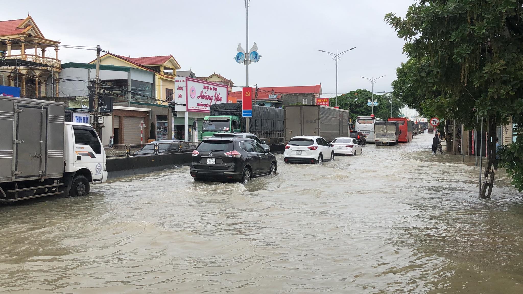 Sự kiện - Nghệ An: Quốc lộ 1A ngập sâu, ách tắc giao thông hơn 2km (Hình 2).