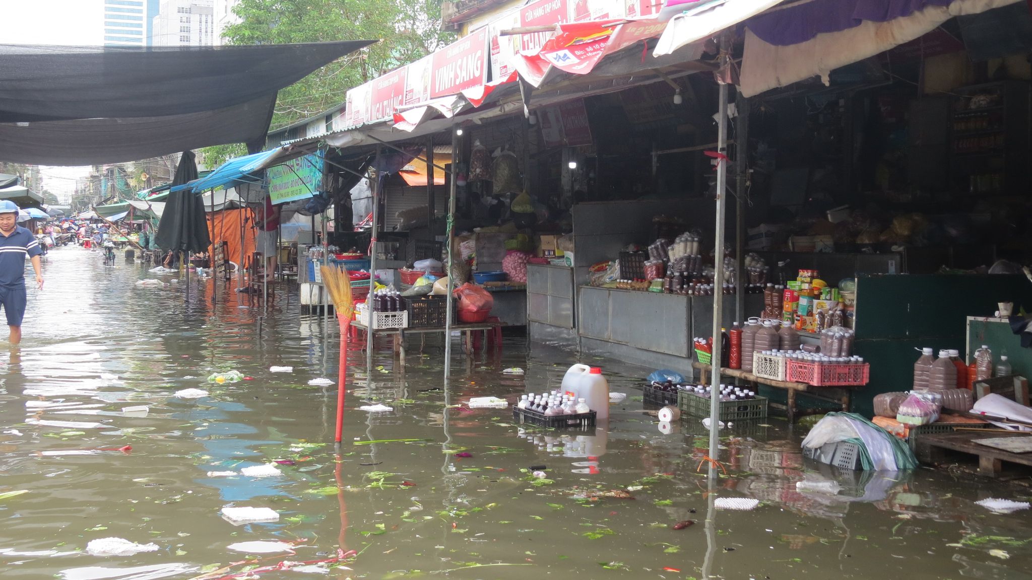 Dân sinh - Chợ Vinh ngập sâu sau mưa lớn, tiêu thương trắng đêm chuyển hàng (Hình 6).