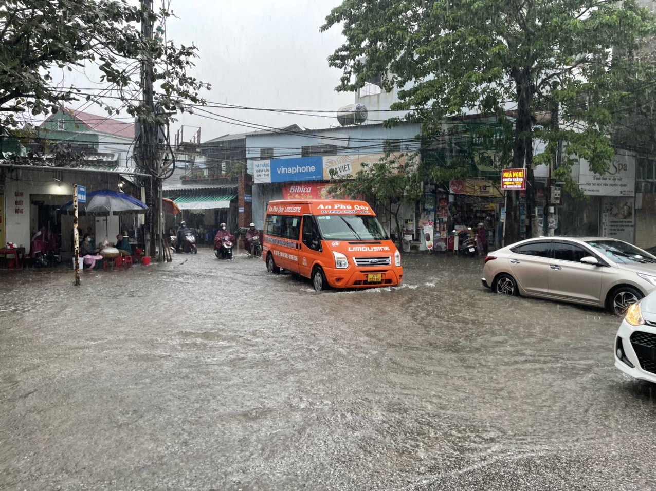 Dân sinh - Mưa lớn kéo dài nhiều tuyến đường ở Tp.Vinh bị ngập nặng (Hình 3).