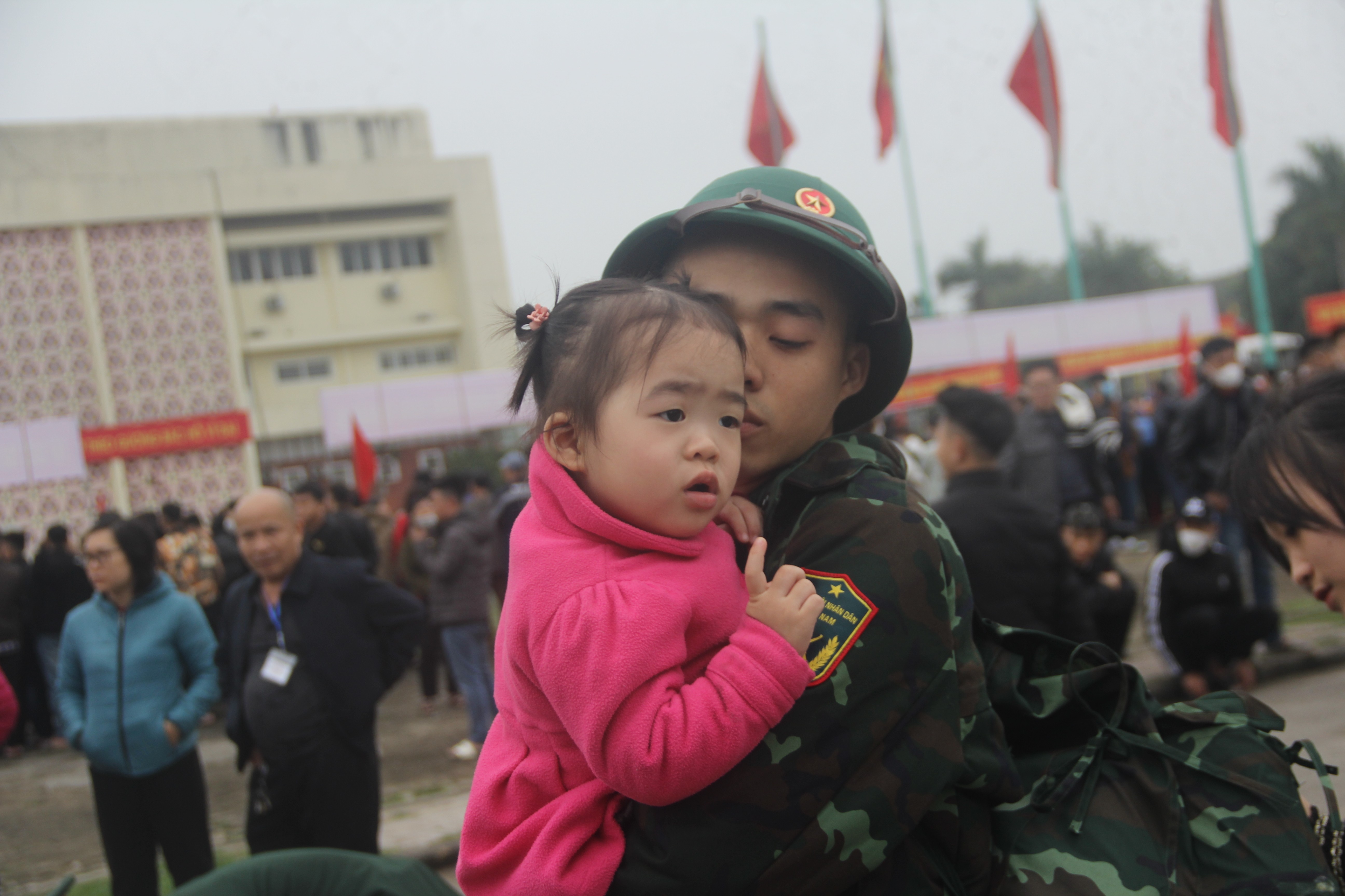 Sự kiện - Xúc động những cái ôm lưu luyến tiễn tân binh lên đường nhập ngũ (Hình 7).