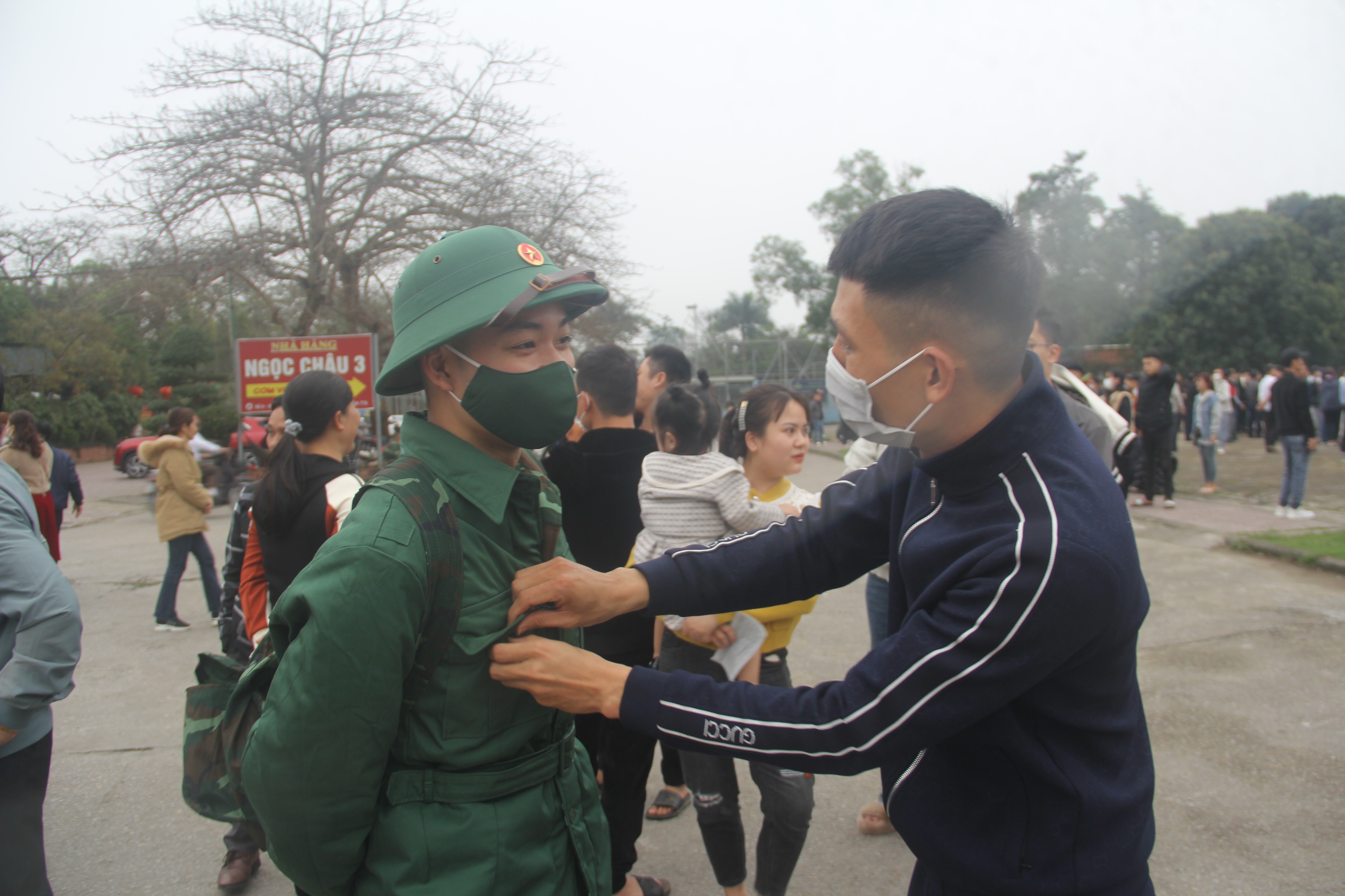 Sự kiện - Xúc động những cái ôm lưu luyến tiễn tân binh lên đường nhập ngũ (Hình 3).