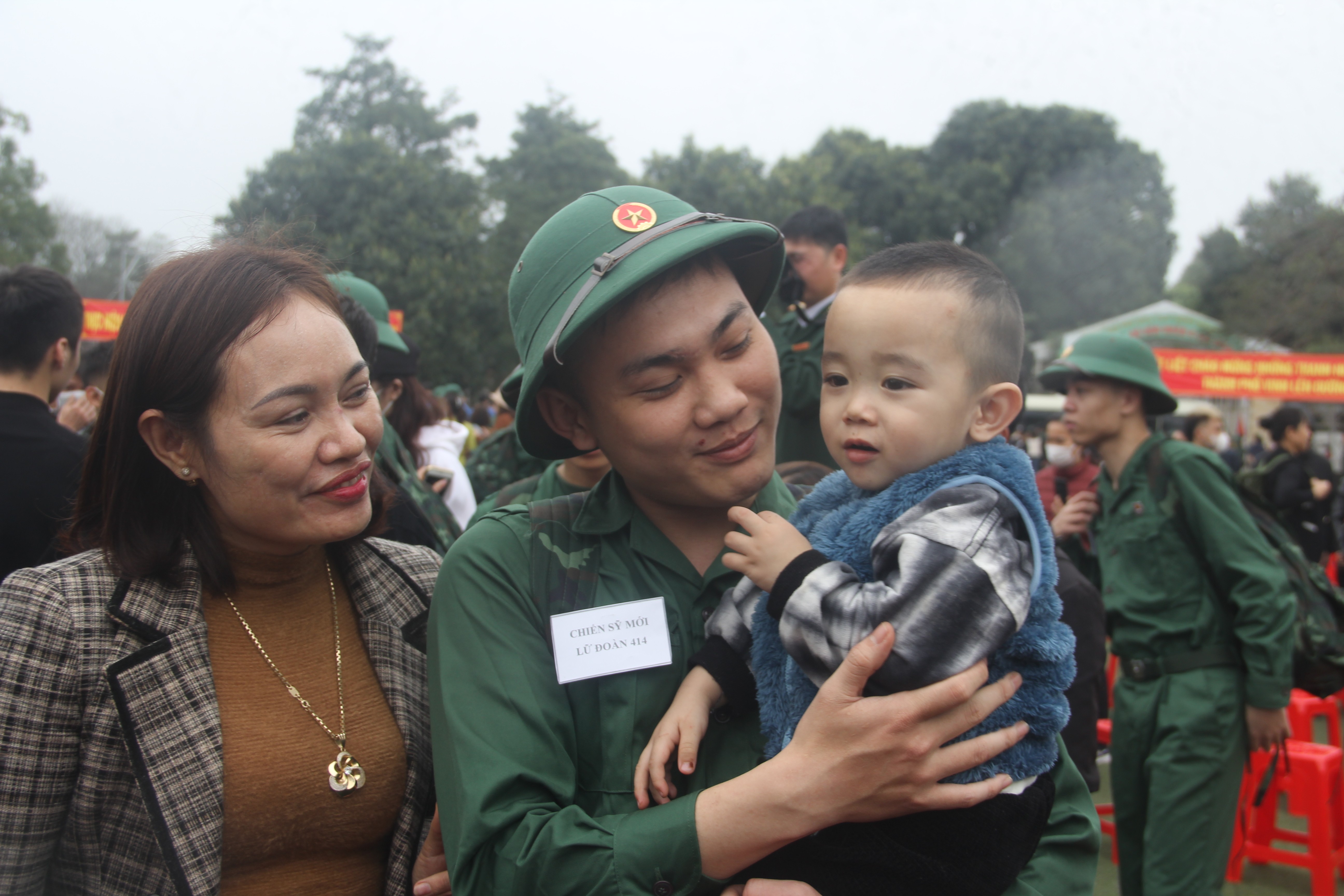 Sự kiện - Xúc động những cái ôm lưu luyến tiễn tân binh lên đường nhập ngũ (Hình 11).