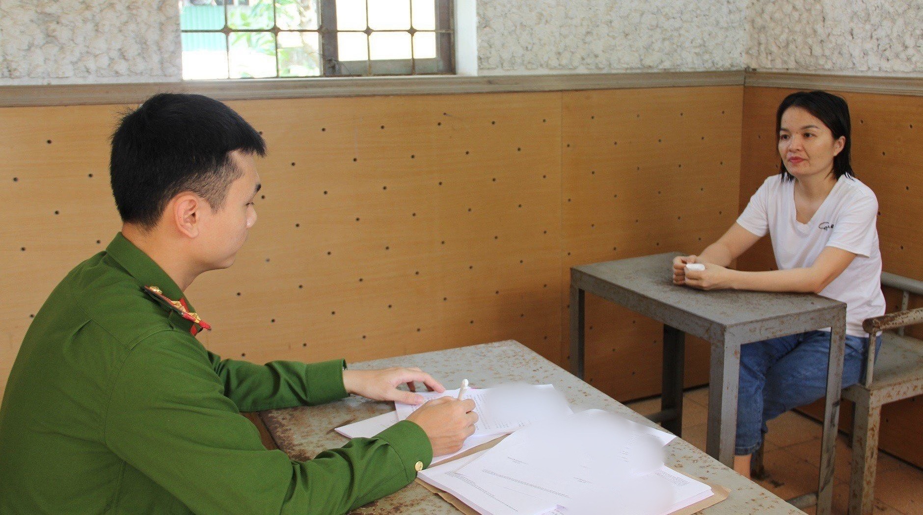 Hồ sơ điều tra - Khởi tố 'nữ quái' lừa bạn học, anh em,...góp vốn chiếm đoạt tài sản