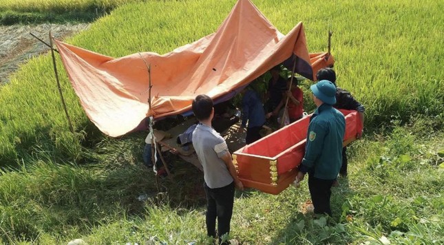 Dân sinh - Nghệ An: Lật máy gặt lúa, chủ phương tiện tử vong tại chỗ