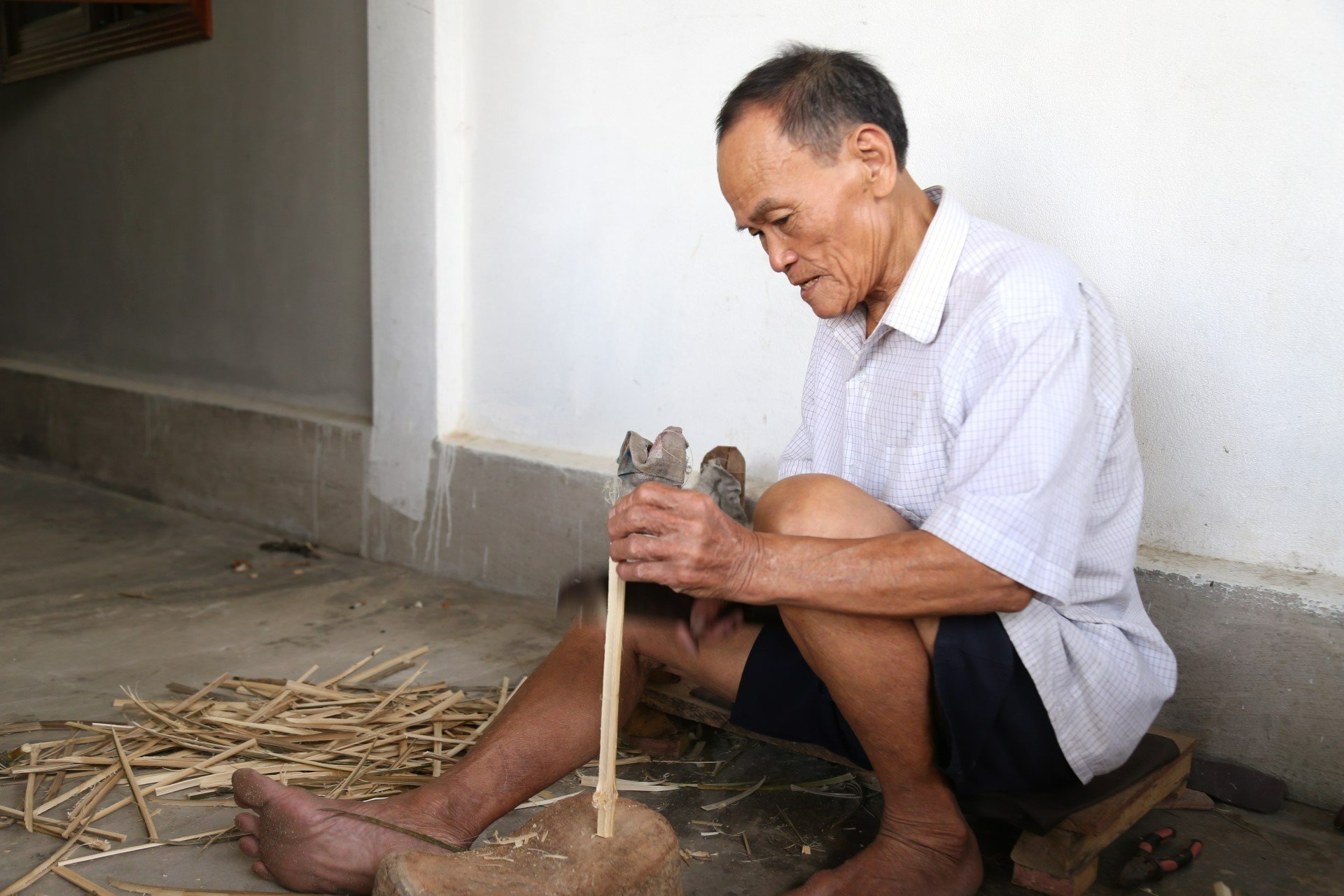 Văn hoá - Cặp vợ chồng đau đáu với nghề quạt giấy thủ công (Hình 2).
