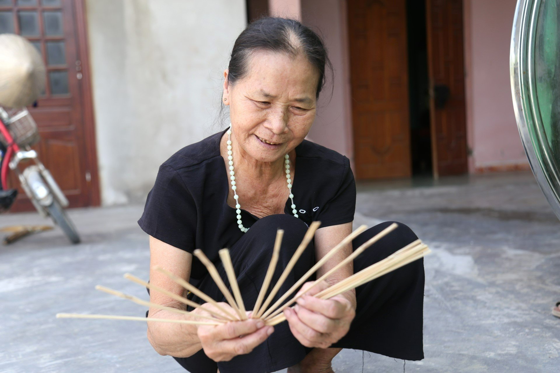 Văn hoá - Cặp vợ chồng đau đáu với nghề quạt giấy thủ công