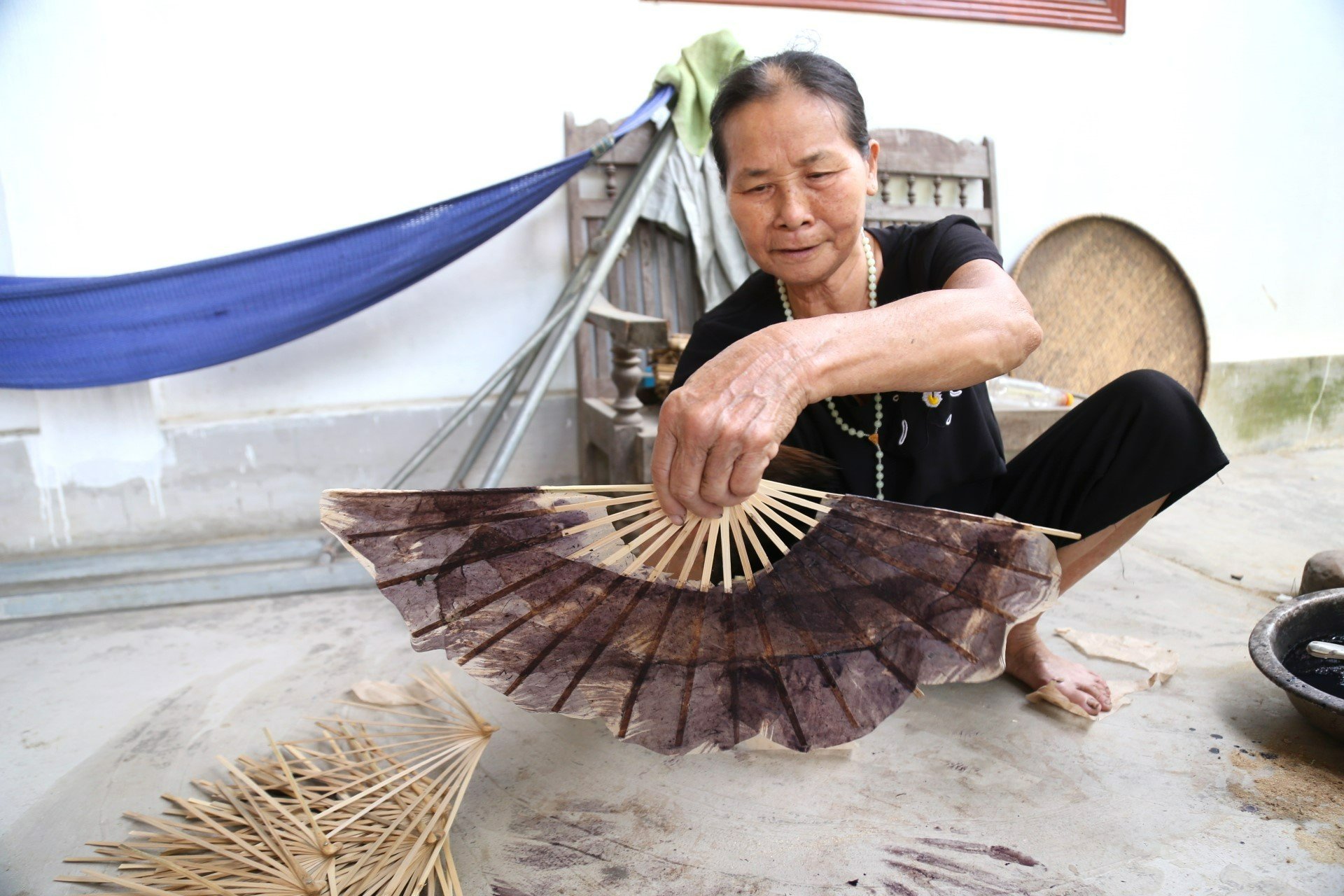 Văn hoá - Cặp vợ chồng đau đáu với nghề quạt giấy thủ công (Hình 4).