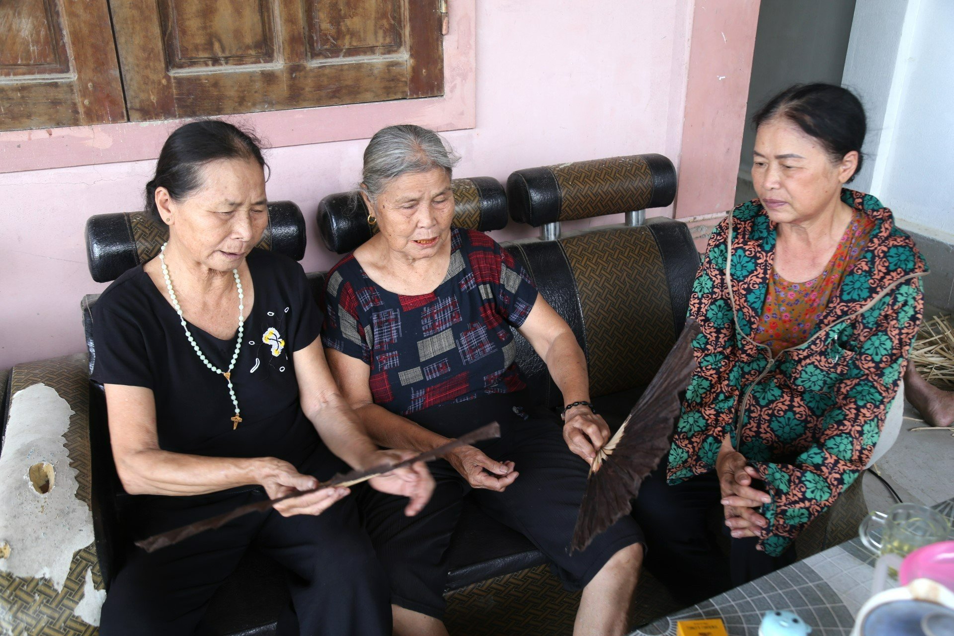 Văn hoá - Cặp vợ chồng đau đáu với nghề quạt giấy thủ công (Hình 8).
