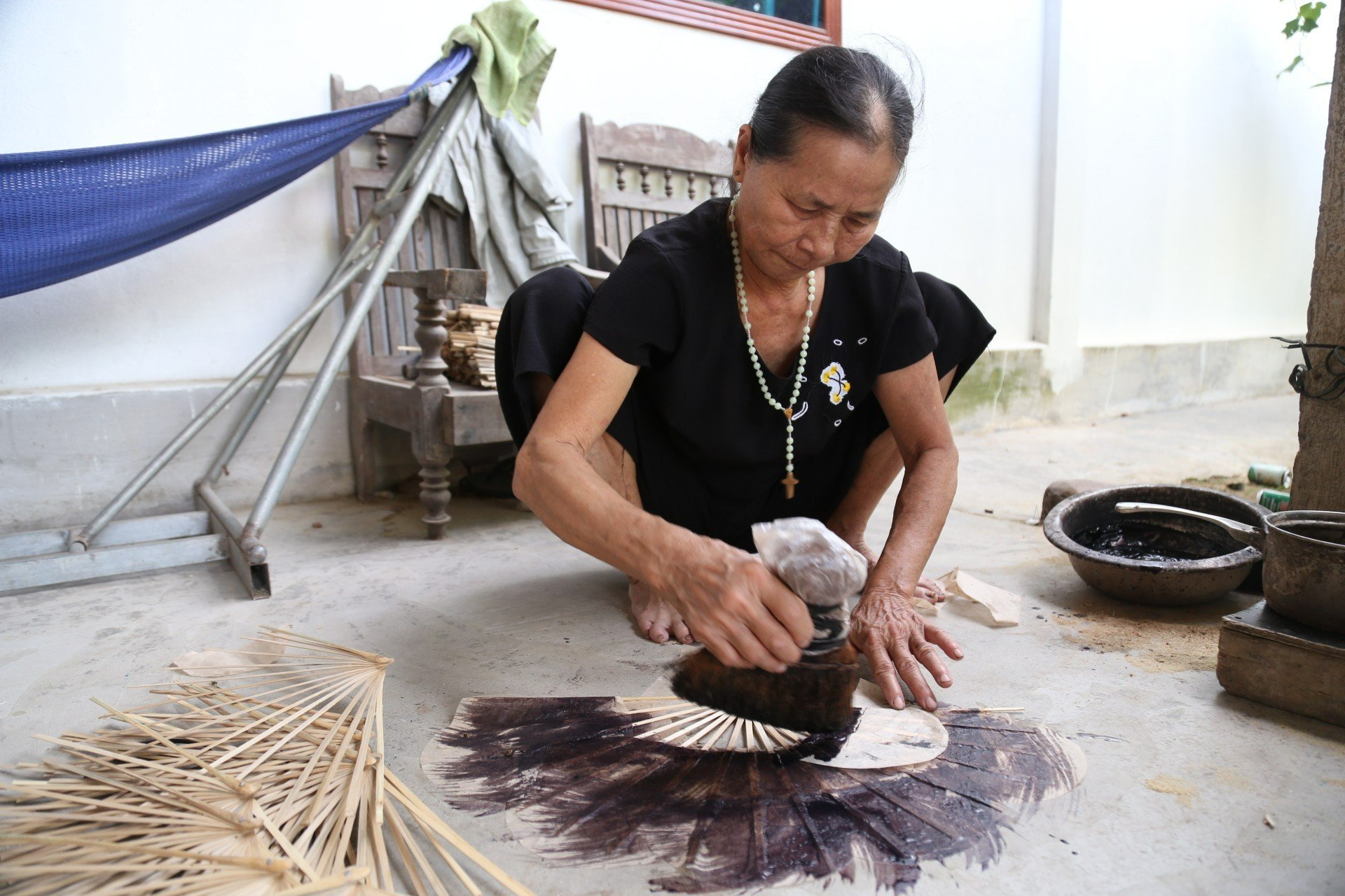 Văn hoá - Cặp vợ chồng đau đáu với nghề quạt giấy thủ công (Hình 6).