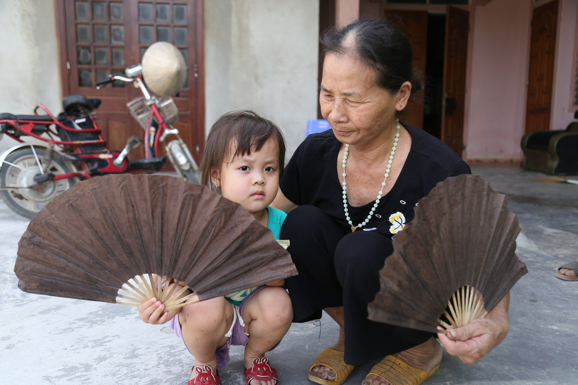 Văn hoá - Cặp vợ chồng đau đáu với nghề quạt giấy thủ công (Hình 7).