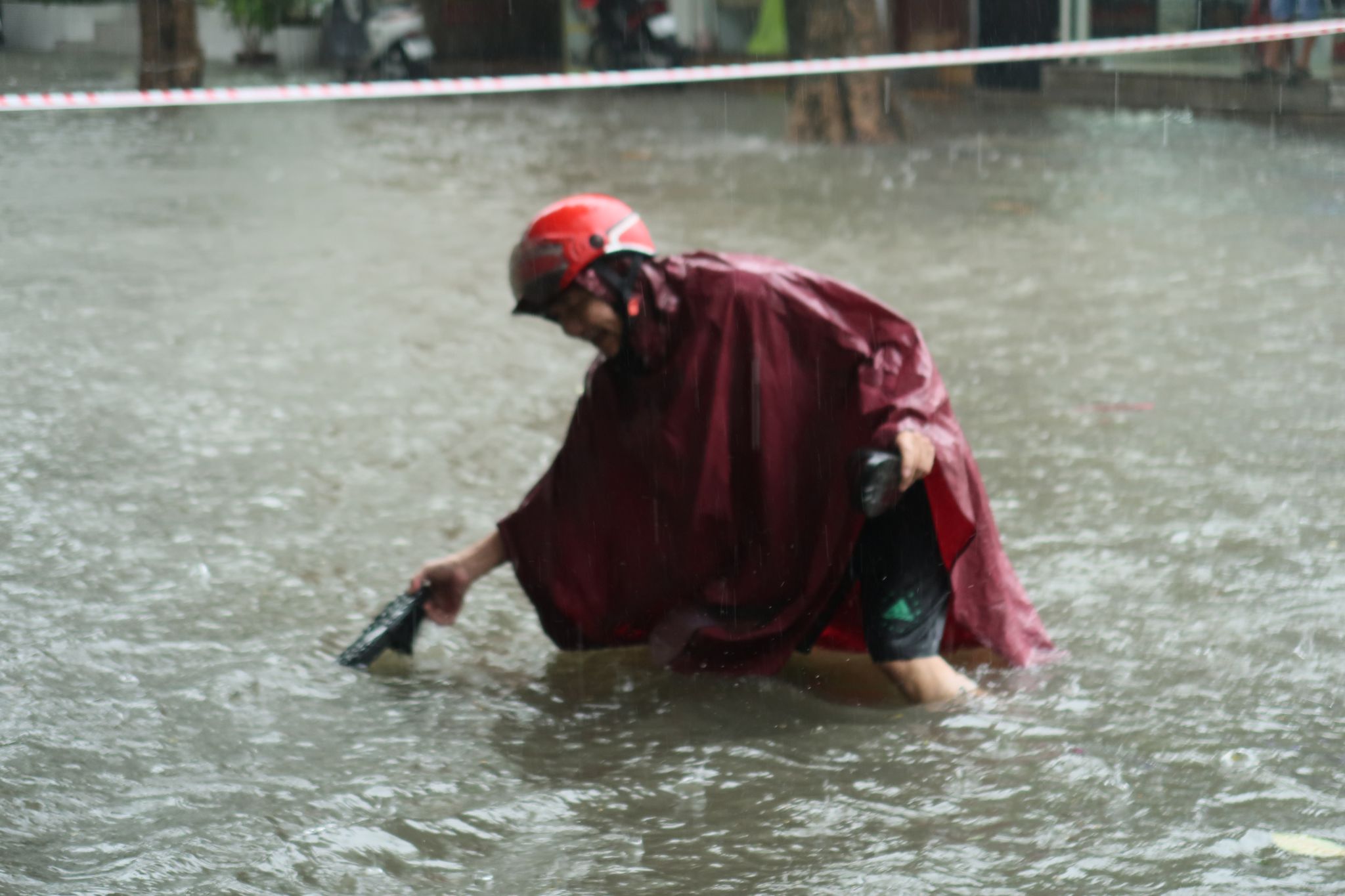 Dân sinh - Nghệ An: Mưa lớn kéo dài khiến  nhiều tuyến đường ở Tp.Vinh bị ngập nặng (Hình 7).