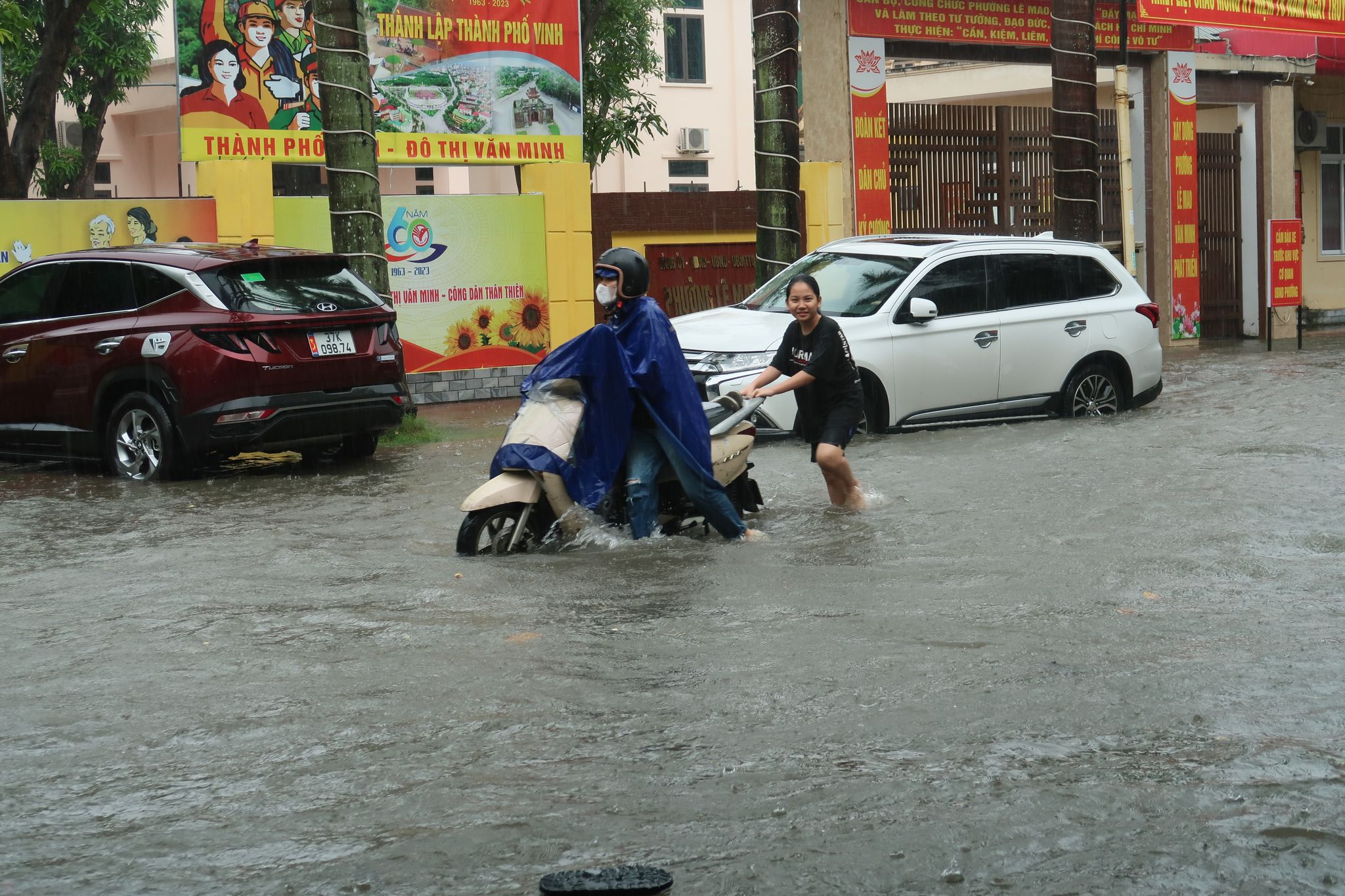 Dân sinh - Nghệ An: Mưa lớn kéo dài khiến  nhiều tuyến đường ở Tp.Vinh bị ngập nặng (Hình 6).