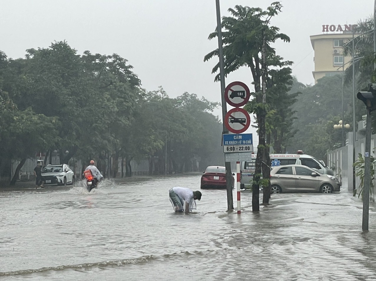 Dân sinh - Nghệ An: Mưa lớn kéo dài khiến  nhiều tuyến đường ở Tp.Vinh bị ngập nặng (Hình 2).