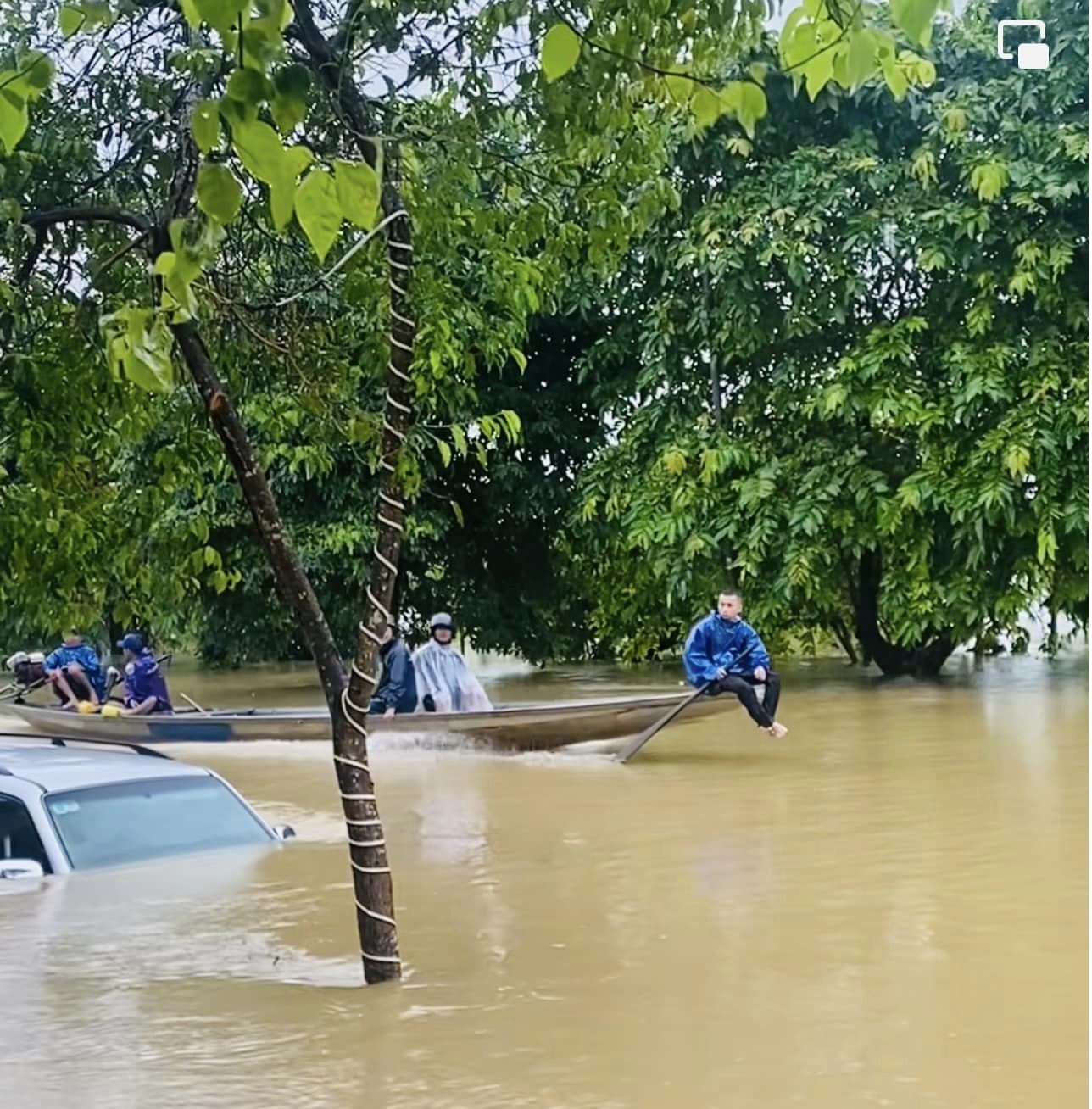 Dân sinh -  Mưa lớn kéo dài, xứ Huế chìm trong biển nước