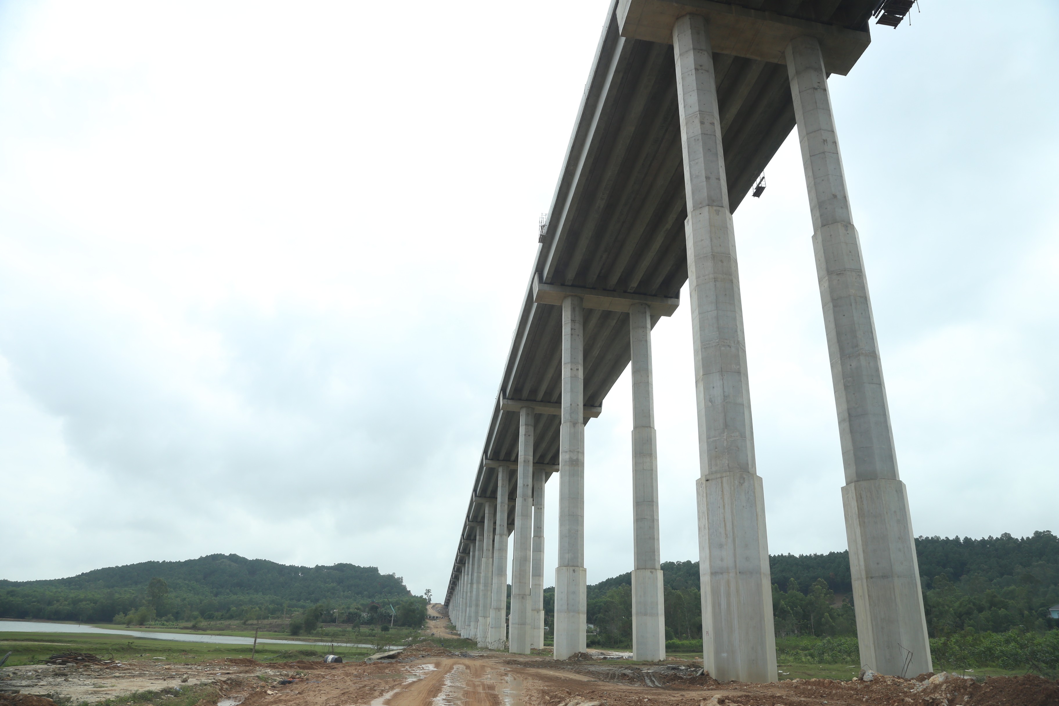 Kinh tế vĩ mô - Hình hài những cây cầu cạn hùng vĩ ở cao tốc Diễn Châu - Bãi Vọt  (Hình 6).