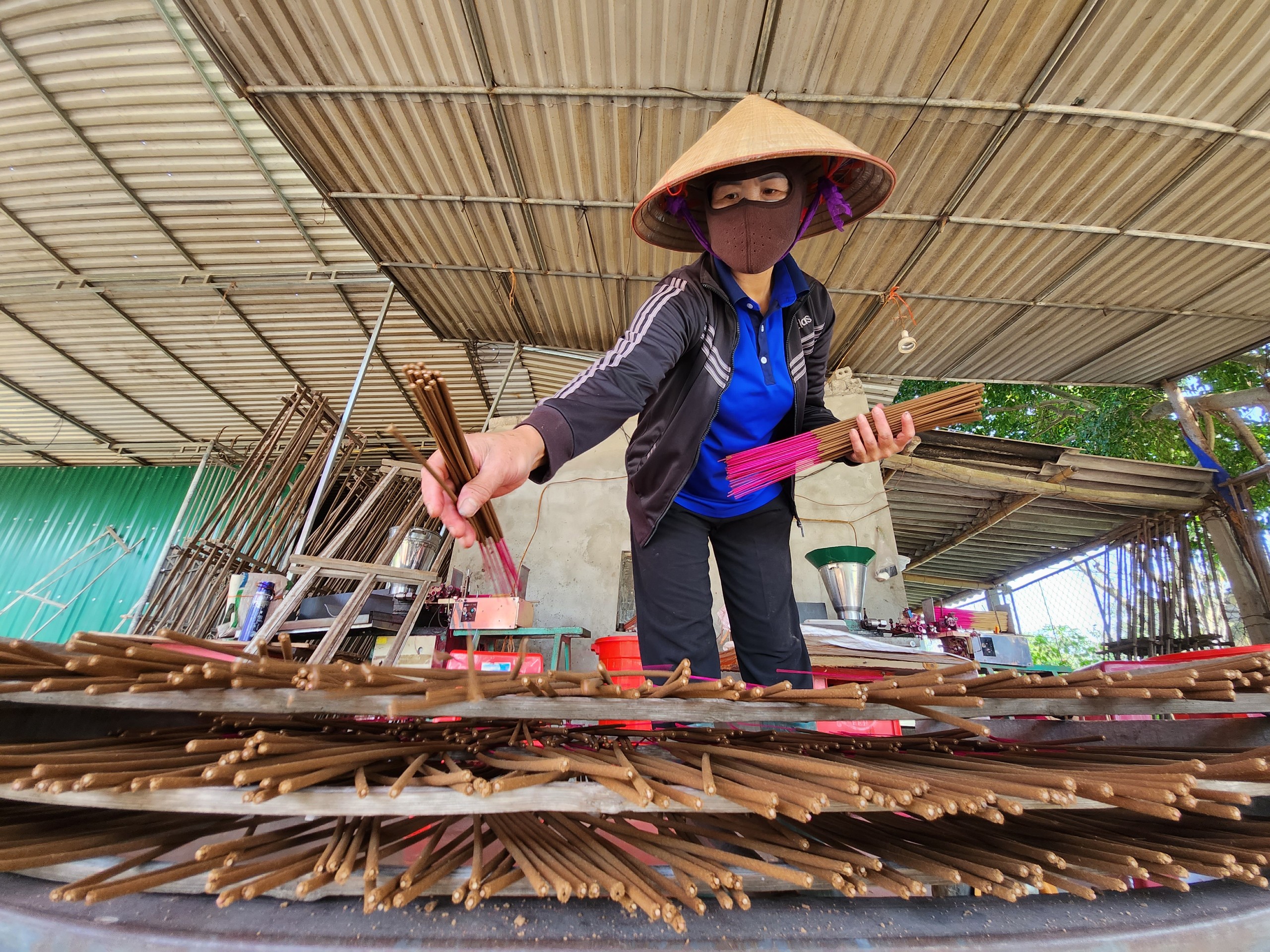 Dân sinh - Làng hương thẻ nức tiếng xứ Nghệ tất bật những ngày giáp Tết (Hình 10).