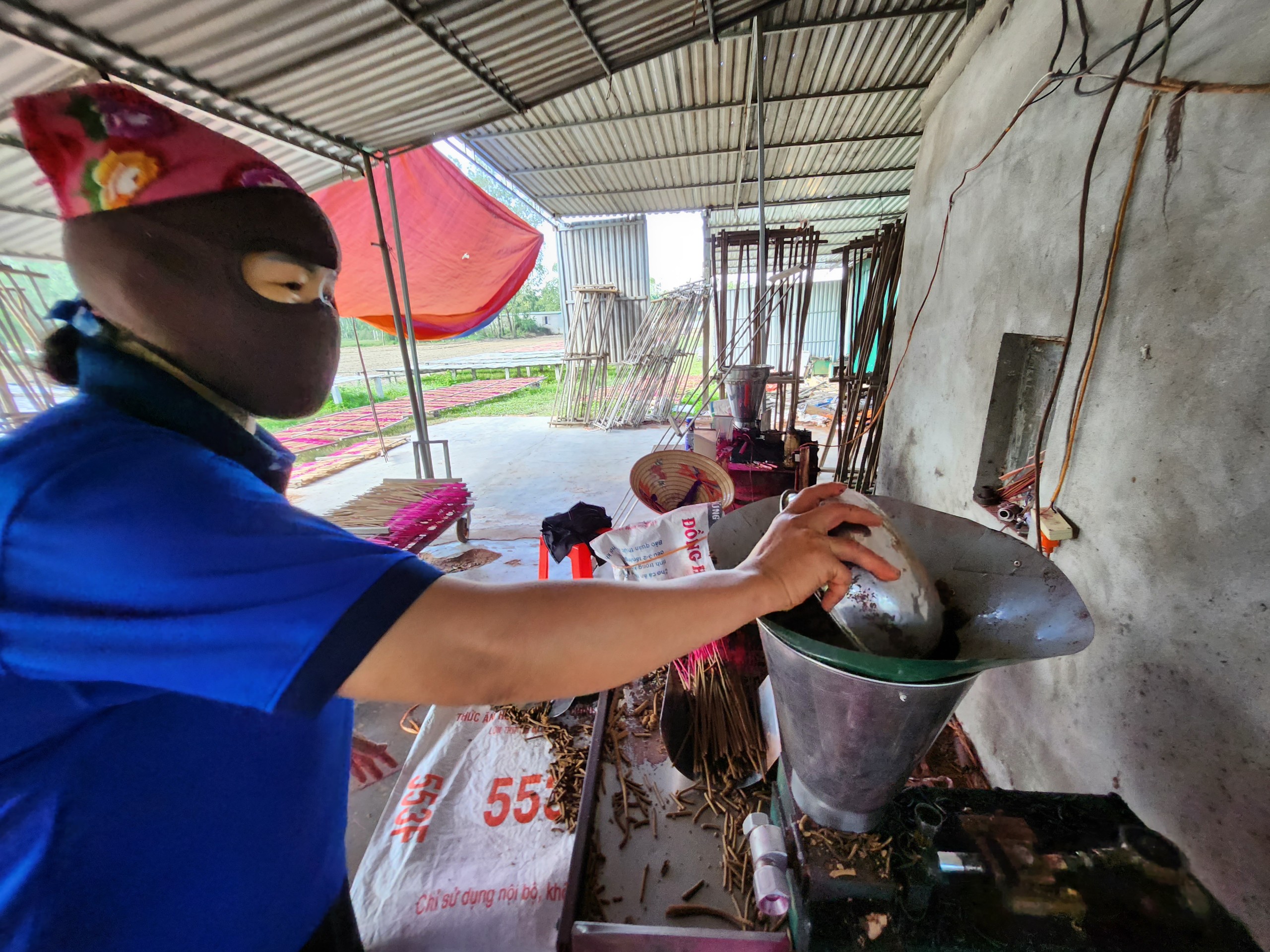 Dân sinh - Làng hương thẻ nức tiếng xứ Nghệ tất bật những ngày giáp Tết (Hình 4).