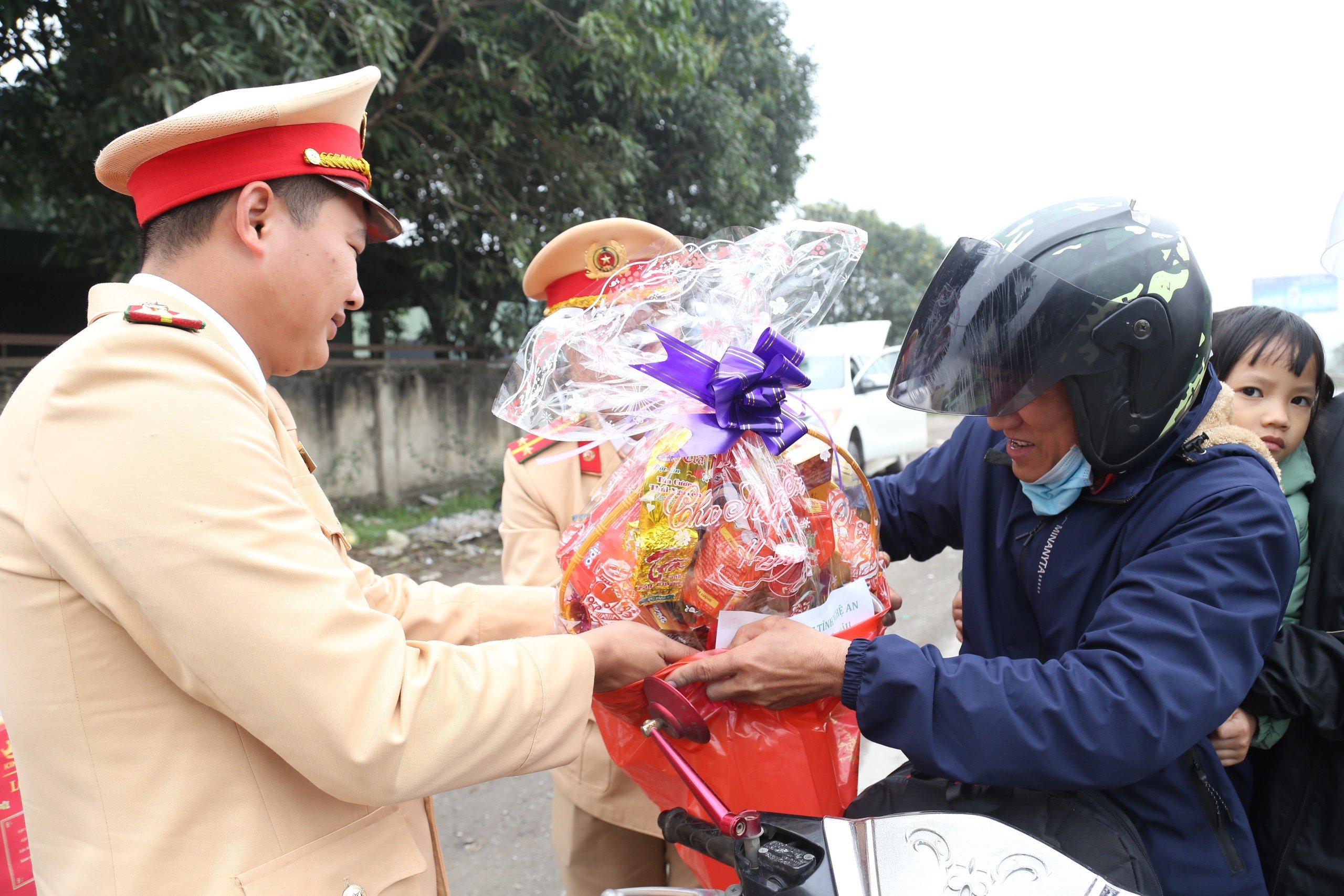 Dân sinh - Món quà Tết ý nghĩa của CSGT tặng người dân xa quê về ăn Tết (Hình 5).