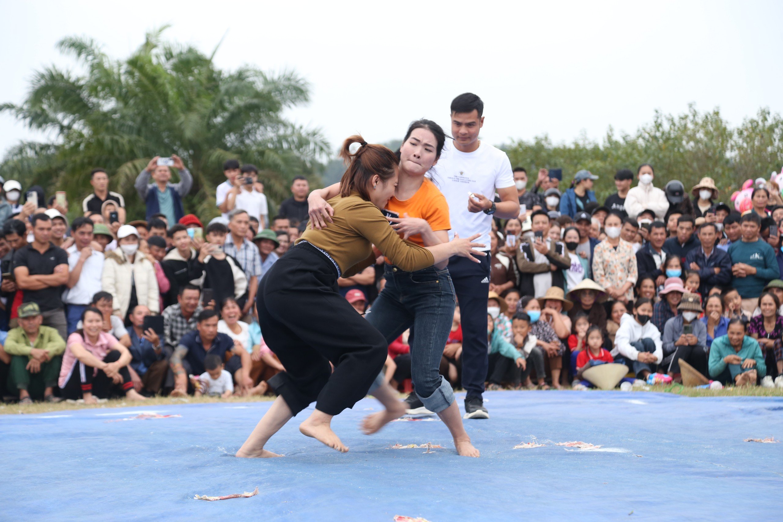 Văn hoá - Khán giả cổ vũ hết mình cho những nữ vật thủ so tài trên sới vật (Hình 3).