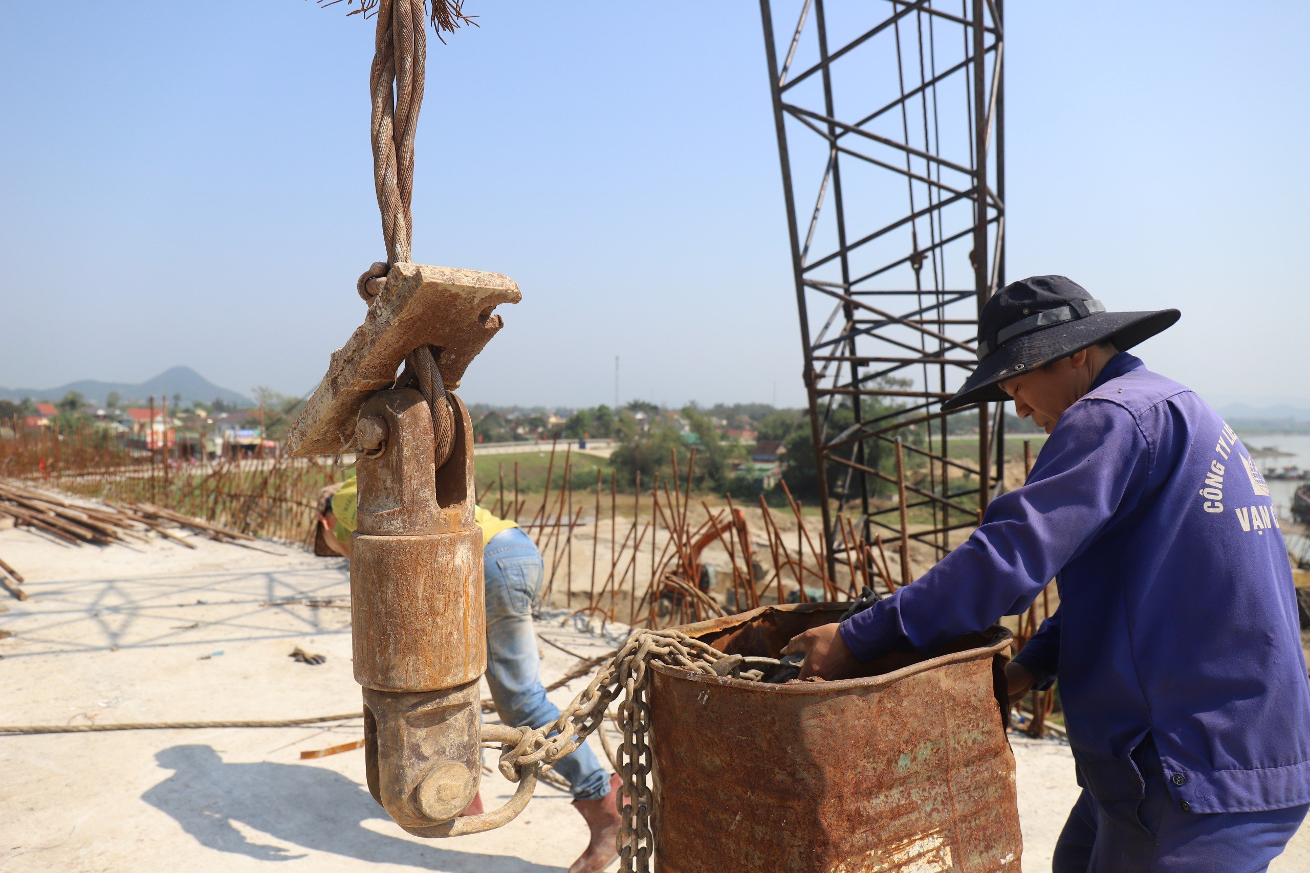 Kinh tế vĩ mô - Cận cảnh cầu đường bộ vượt sông dài nhất tuyến cao tốc Bắc - Nam  (Hình 4).