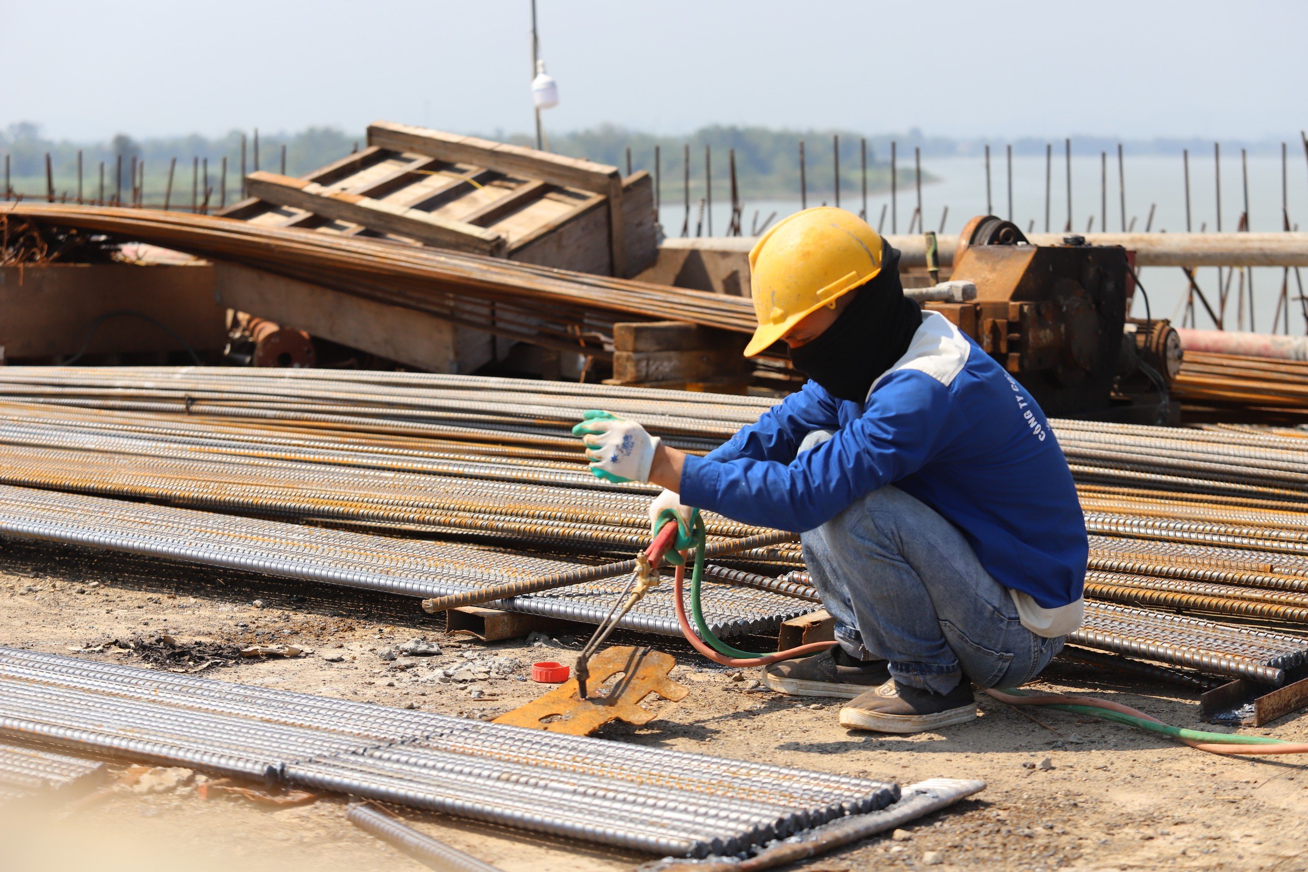 Kinh tế vĩ mô - Cận cảnh cầu đường bộ vượt sông dài nhất tuyến cao tốc Bắc - Nam  (Hình 5).