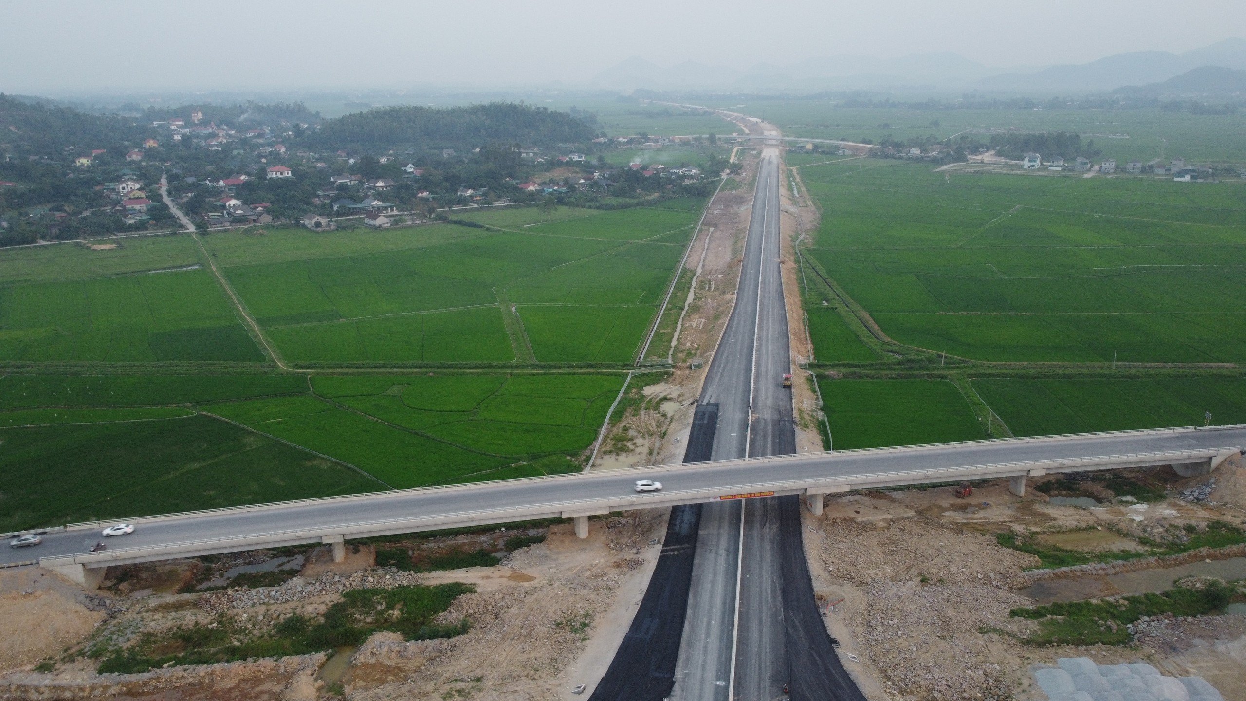 Sự kiện - Ngắm cao tốc Diễn Châu - Bãi Vọt trước ngày thông xe (Hình 2).