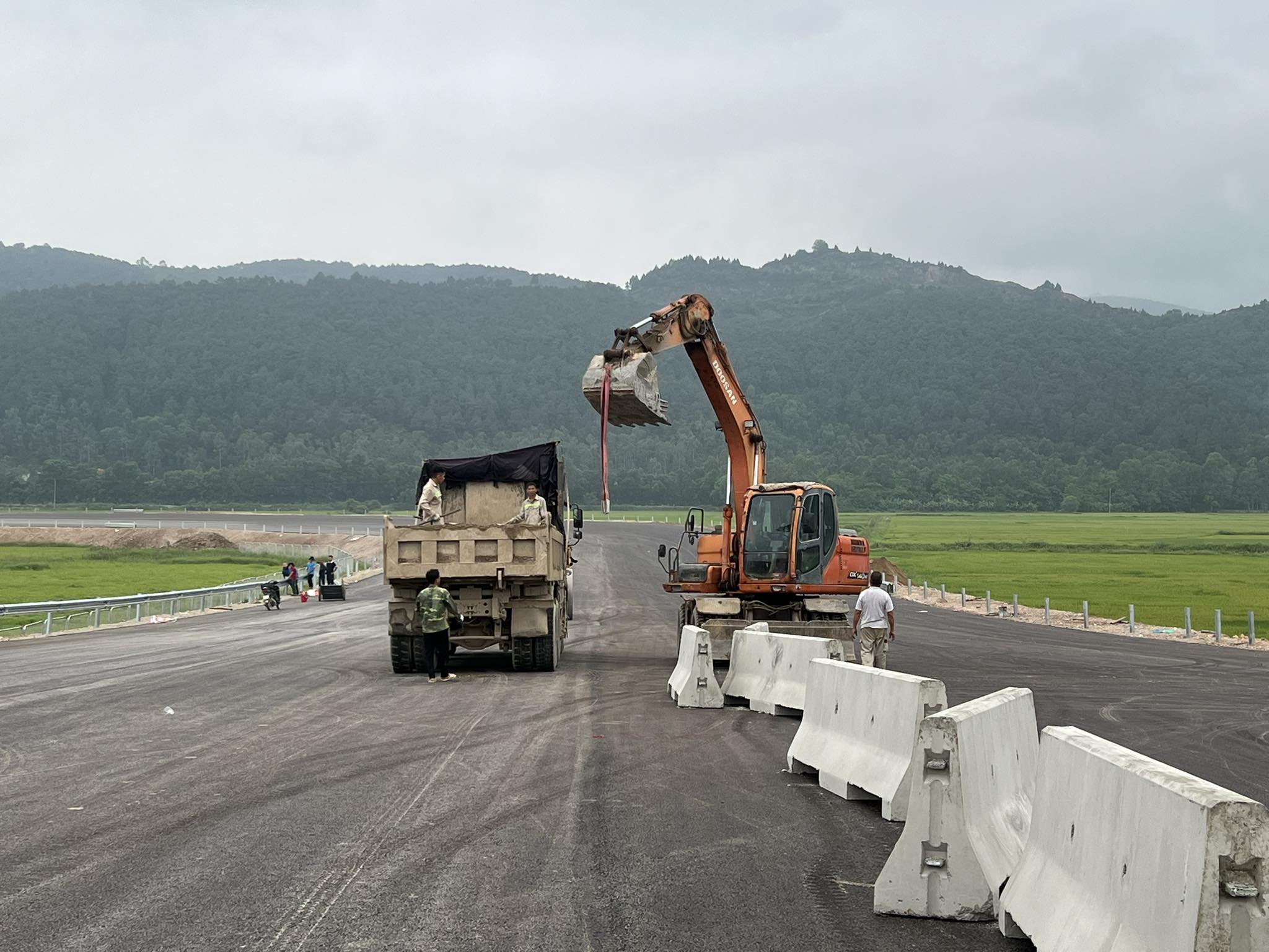 Sự kiện - Dốc tổng lực thi công cao tốc Diễn Châu - Bãi Vọt trước giờ thông xe (Hình 5).