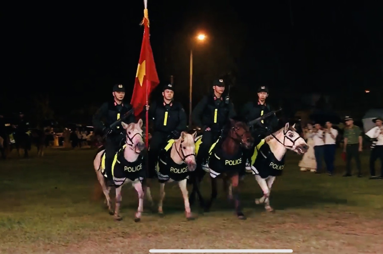 Sự kiện - Thót tim xem chiến sĩ kỵ binh điều khiển ngựa lao qua vòng lửa (Hình 2).