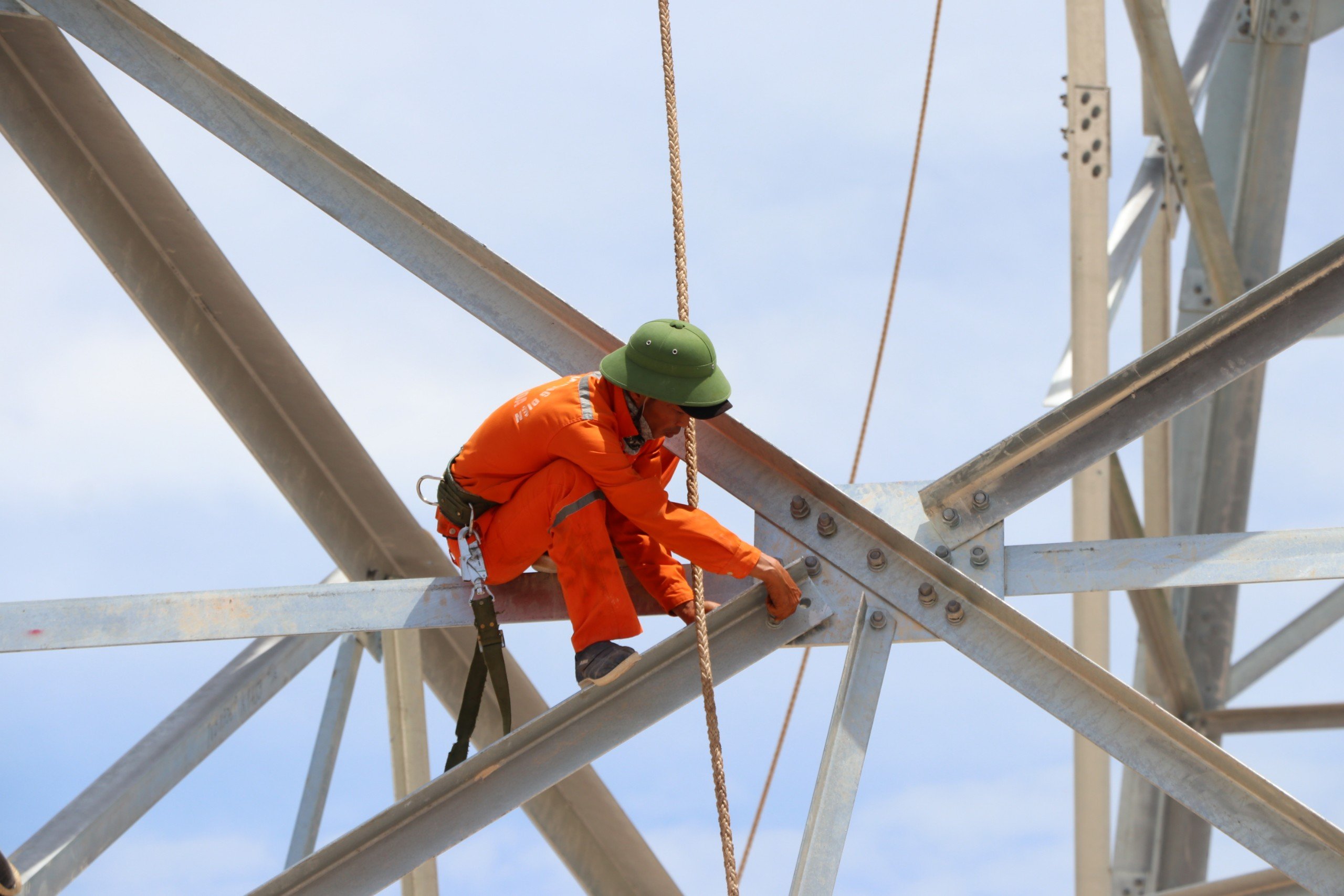 Dân sinh - Công nhân đẫm mồ hôi trên công trường 500kV mạch 3 gió Lào bỏng rát (Hình 3).