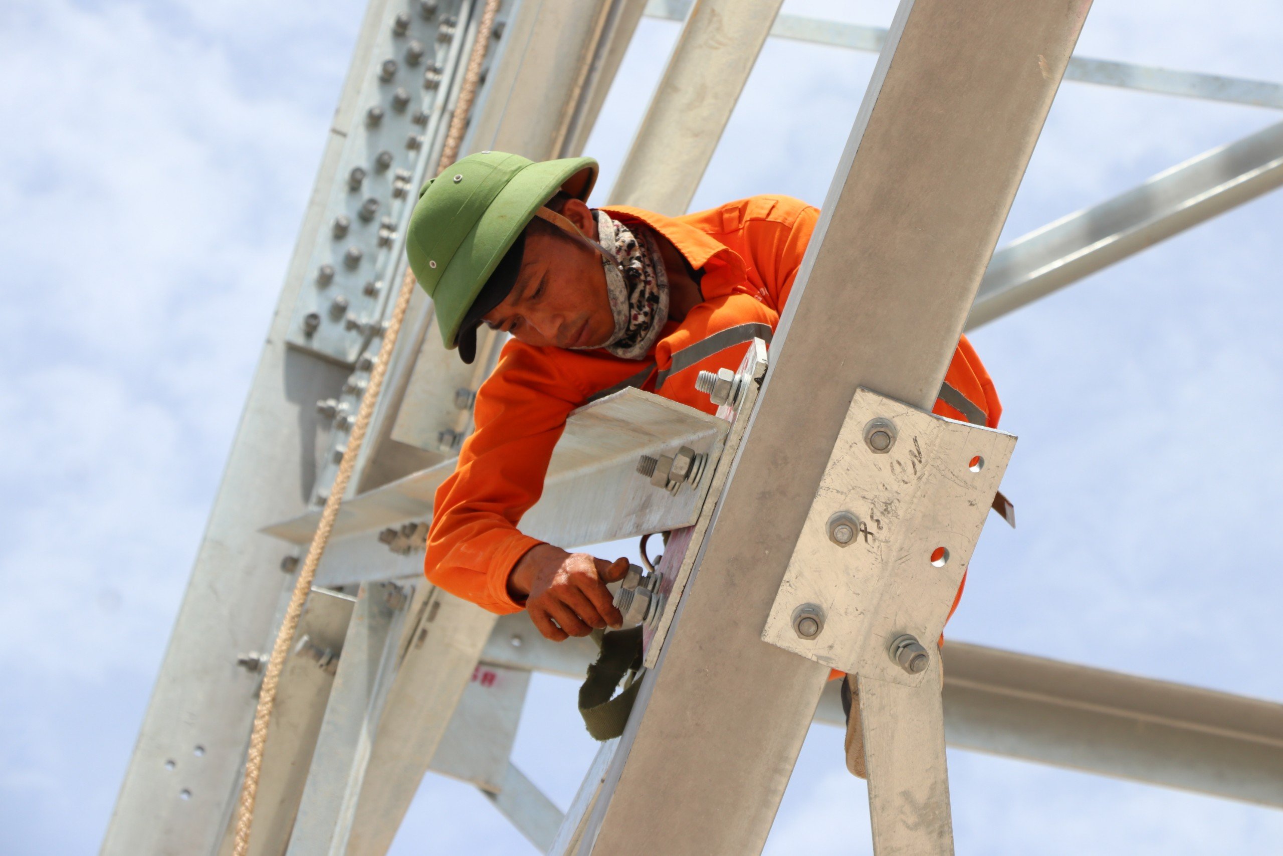 Dân sinh - Công nhân đẫm mồ hôi trên công trường 500kV mạch 3 gió Lào bỏng rát (Hình 4).