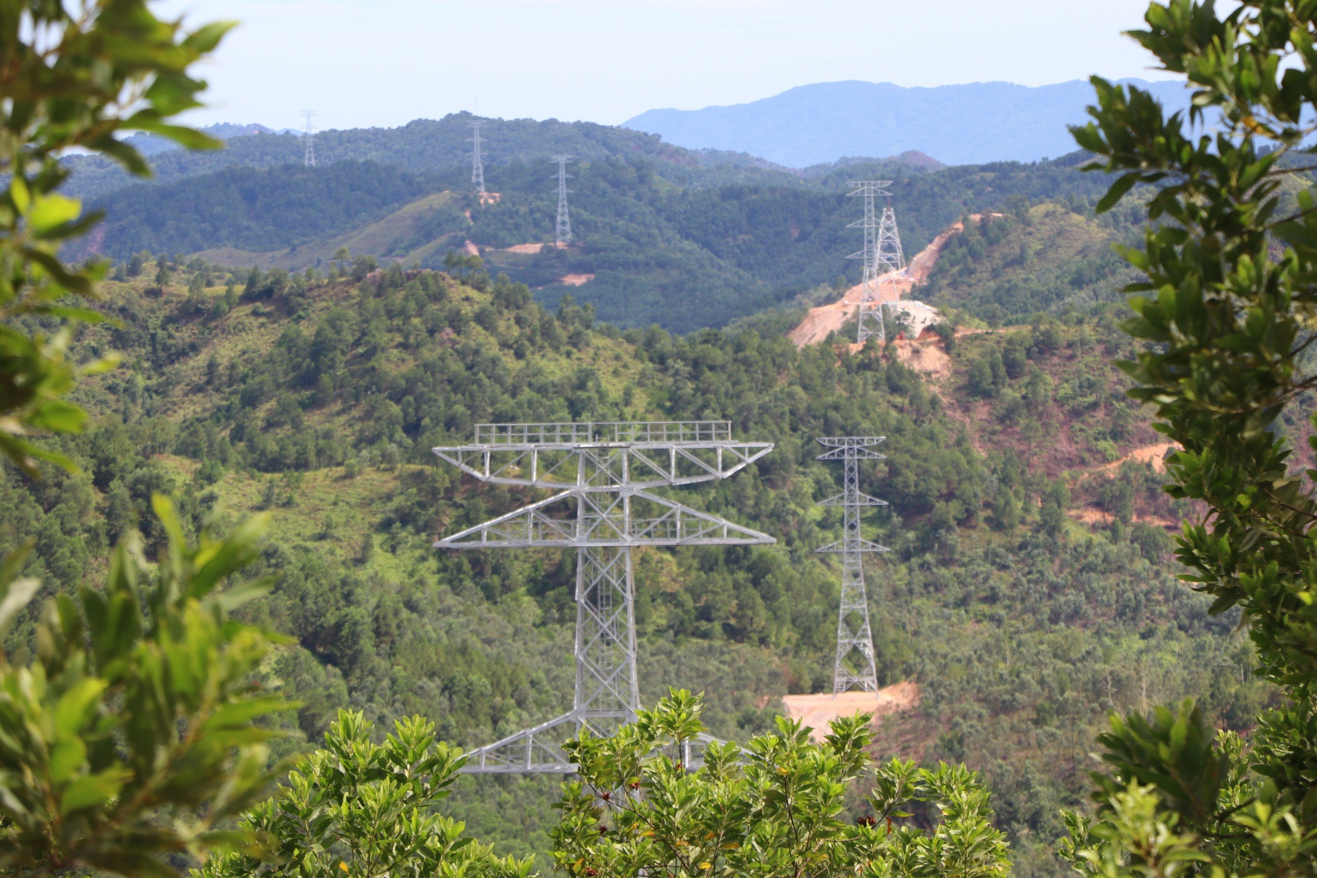 Dân sinh - Công nhân đẫm mồ hôi trên công trường 500kV mạch 3 gió Lào bỏng rát (Hình 2).