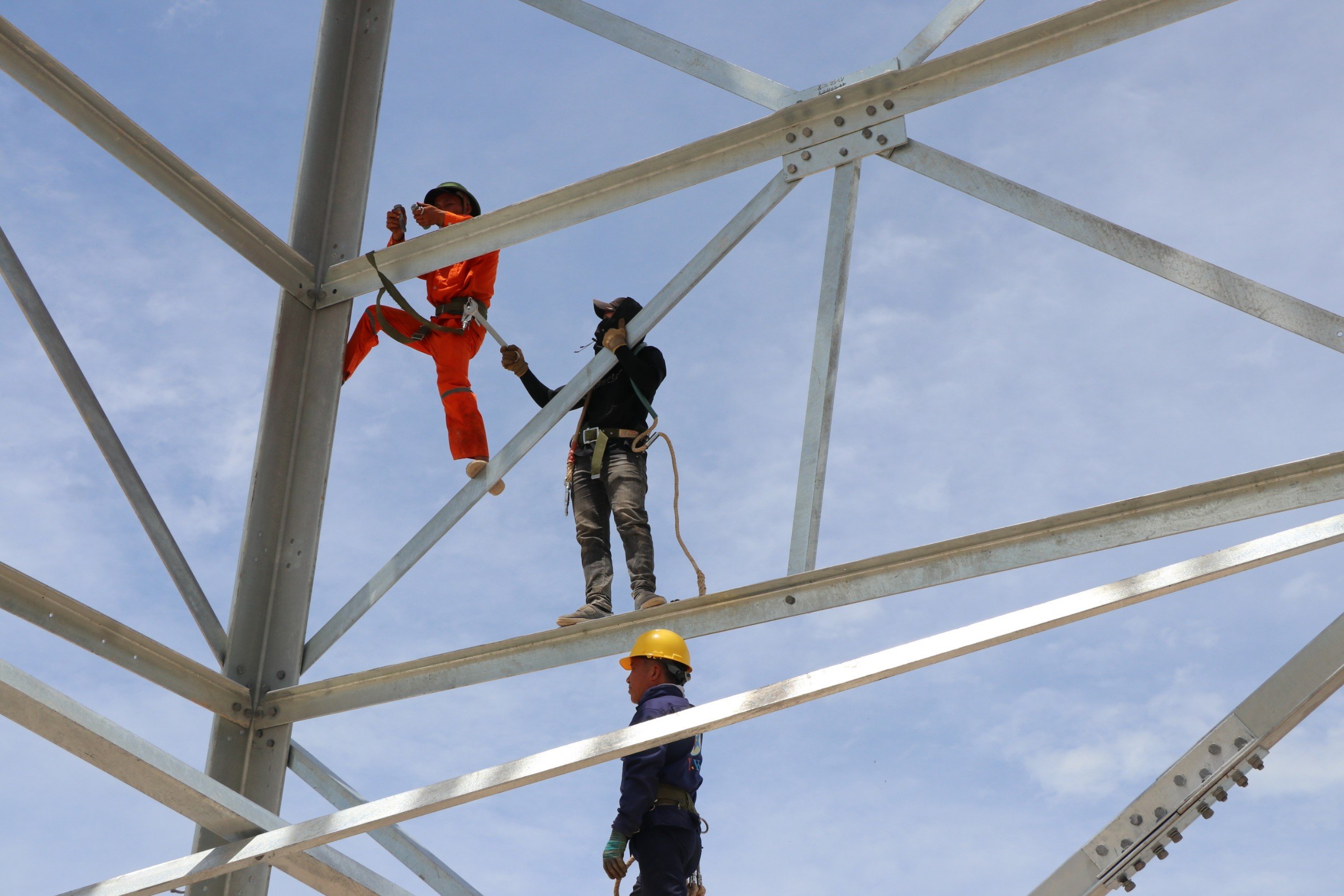 Dân sinh - Công nhân đẫm mồ hôi trên công trường 500kV mạch 3 gió Lào bỏng rát (Hình 6).