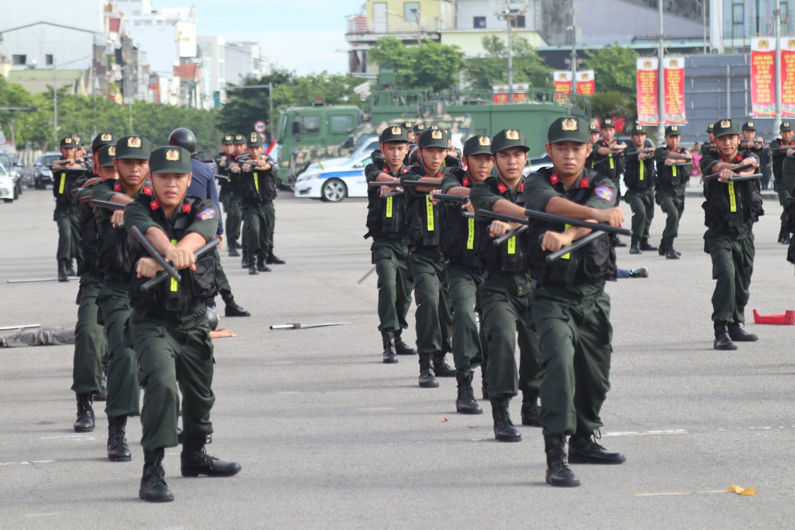 Sự kiện - Mãn nhãn cảnh sát cơ động biểu diễn tuyệt kỹ trong trấn áp tội phạm (Hình 2).