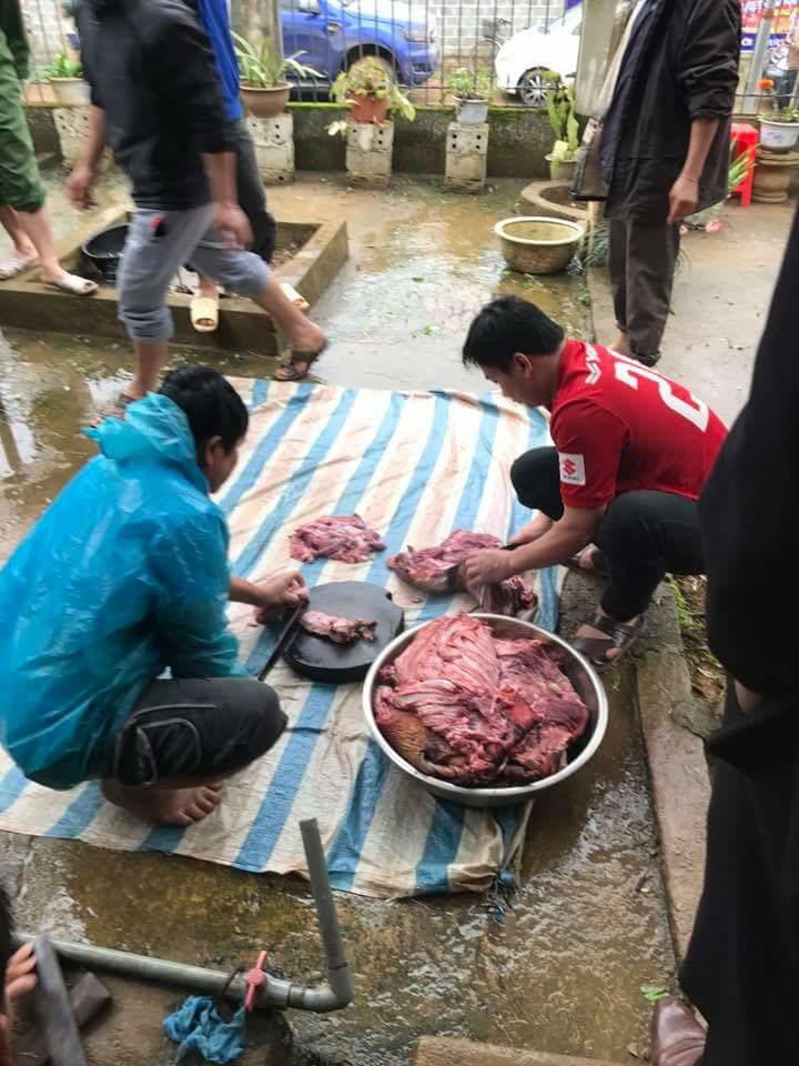 Gia đình thủ môn Bùi Tiến Dũng làm thịt một con bò để phục vụ cho người dân làng Bào cỗ vũ cho U23 Việt Nam.