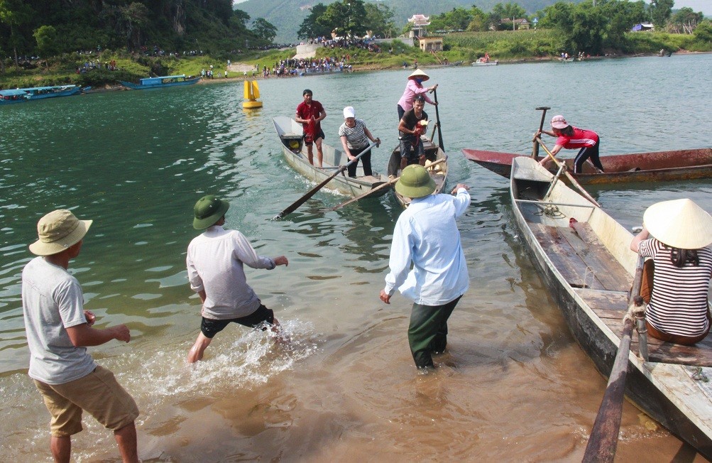 Mỗi đội thi sẽ có 2 người, một người chèo thuyền và một người có nhiệm vụ lặn bắt, ôm cá về điểm thi.