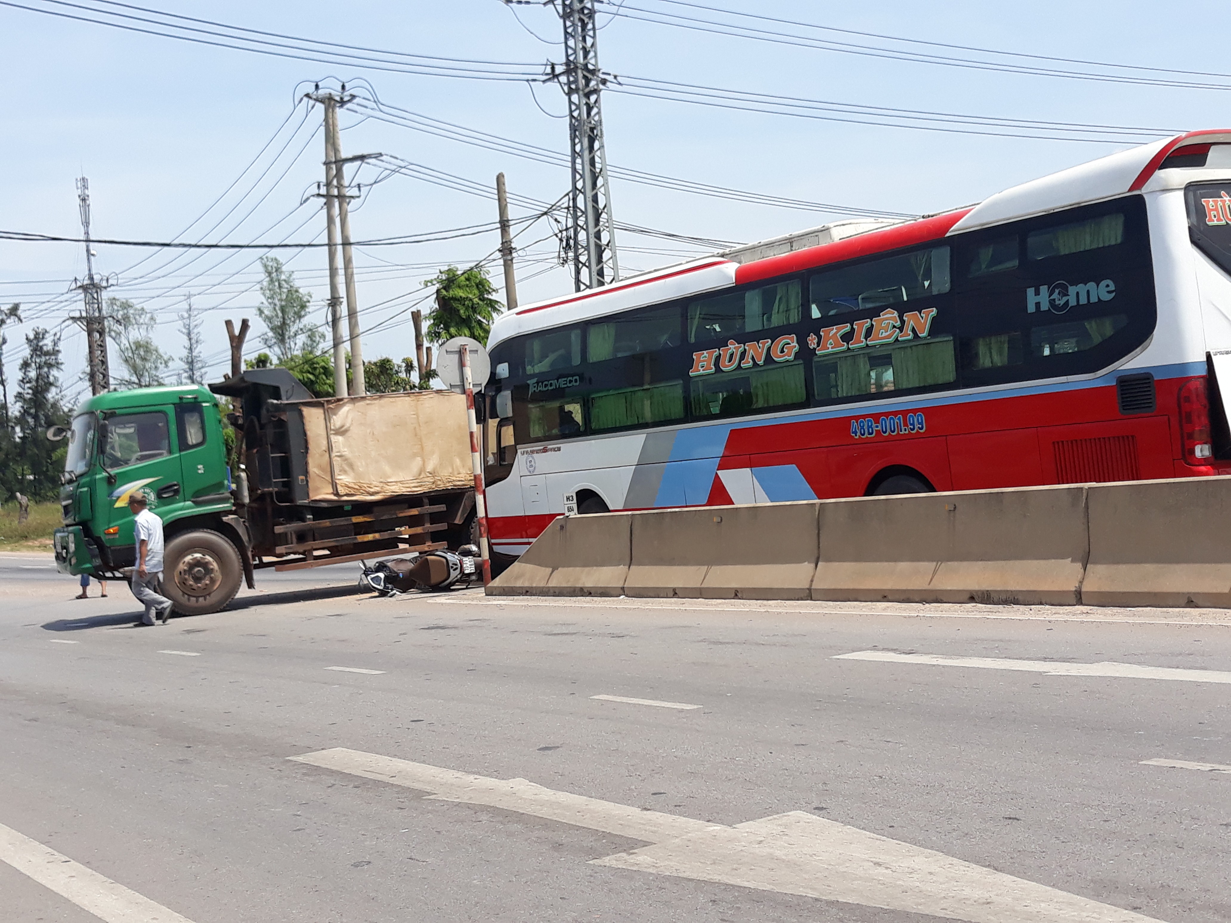 Kinh hoàng hiện trường vụ tai nạn liên hoàn giữa 3 xe ô tô (Hình 3).