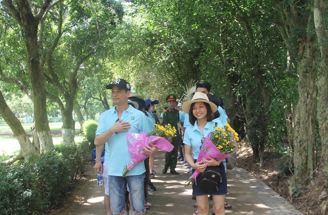 Trong dòng người ấy, từ trẻ nhỏ đến cụ già tóc đã bạc phơ, ai cũng muốn tự tay thắp nén hương thơm, dâng hoa lên bàn thờ Bác, tưởng nhớ công ơn to lớn của Người đối với dân tộc Việt Nam.