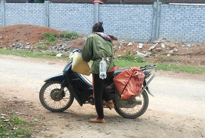 Thương lái đi thu mua sim để nhập cho các đại lý. Mùa sim nay năm, có rất nhiều người có thu nhập cao từ việc hái sim trên núi, có nhà thu nhập cả chục triệu từ đầu mùa đến nay. 