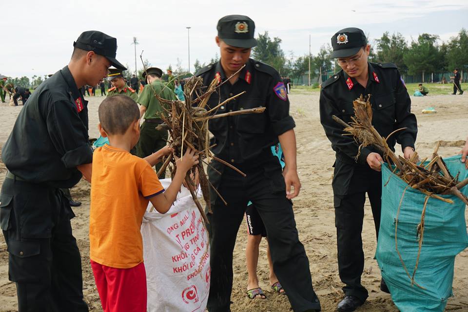 Sáng ngày 11/8, Đoàn Thanh niên Công an tỉnh Nghệ An, Đoàn thanh niên Công an TX.Cửa Lò cùng Đoàn Thanh niên Trung đoàn CSCĐ Bắc Trung Bộ đã huy động hàng trăm đoàn viên thanh niên tham gia chương trình 