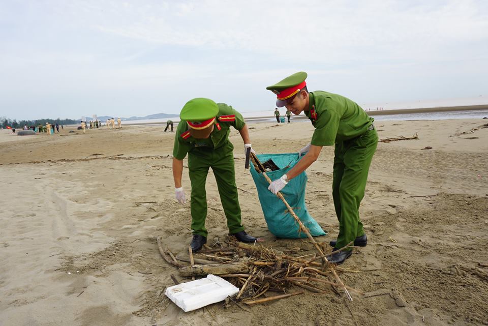 Các loại rác thải gồm túi bóng, rác thải sinh hoạt, sinh vật biển bị chết dạt vào bờ… được các chiến sĩ tập kết để công nhân vệ sinh môi trường TX.Cửa Lò đưa đi xử lý theo quy định.