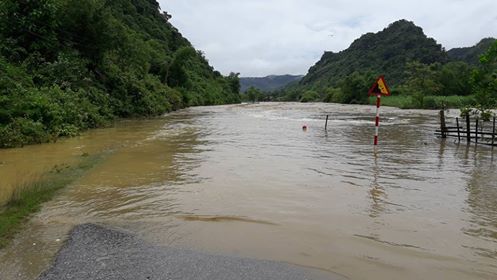 Nhiều tuyến đường ở huyện Qùy Hợp đã bị chia cắt. 