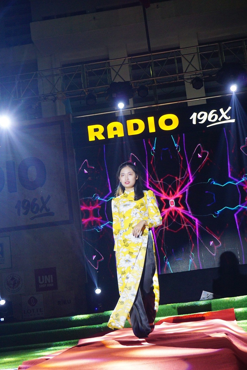 Tại RADIO 196X, thông qua các tiết mục, biểu diễn thời trang áo dài, các hoạt cảnh sân khấu... học sinh trường Huỳnh Thúc Kháng còn tái hiện sống động những nét đẹp văn hóa đặc trưng của Việt Nam trong các thập kỷ trước.