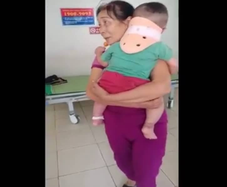 An ninh - H&igrave;nh sự - Th&ocirc;ng tin t&igrave;nh h&igrave;nh sức khỏe của b&eacute; trai bị bố n&eacute;m từ tầng 2 xuống đất