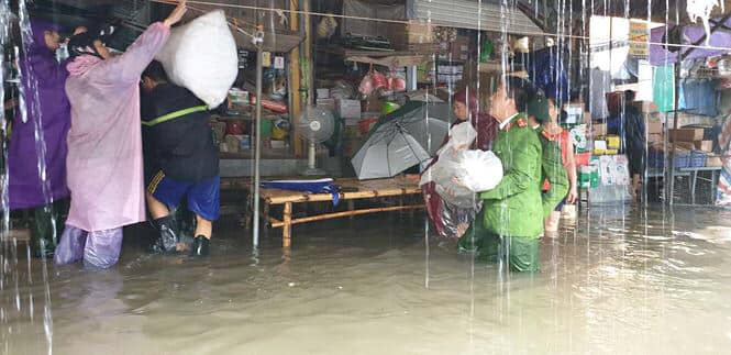 Từ 6h sáng các chiến sĩ đã ra quân, tích cực giúp người dân sơ tán hàng hóa.