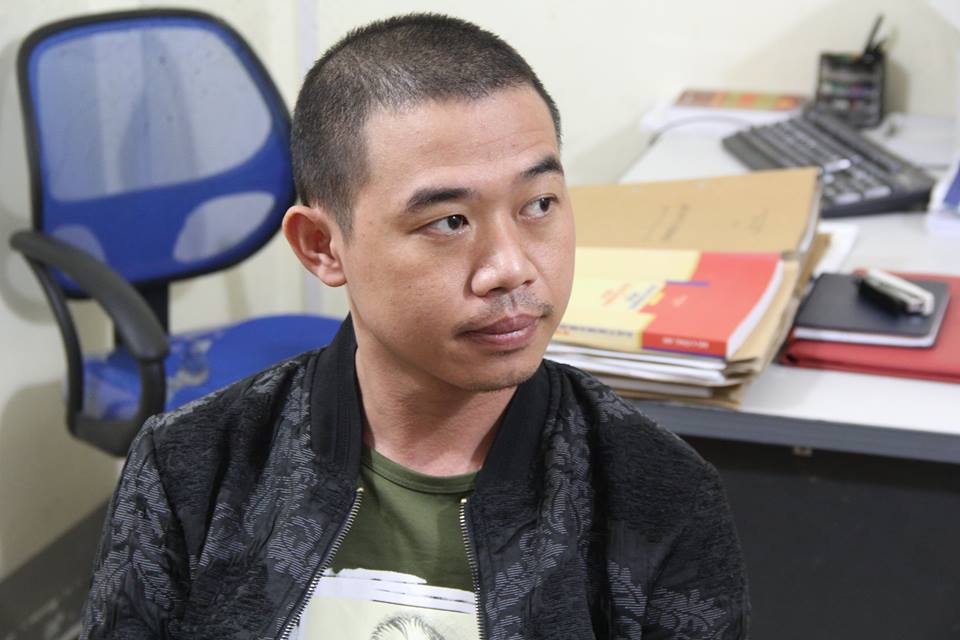 An ninh - H&igrave;nh sự - Tạm giữ nh&oacute;m đối tượng giang hồ cho vay nặng l&atilde;i, n&eacute;m chất bẩn v&agrave;o nh&agrave; d&acirc;n (H&igrave;nh 2).