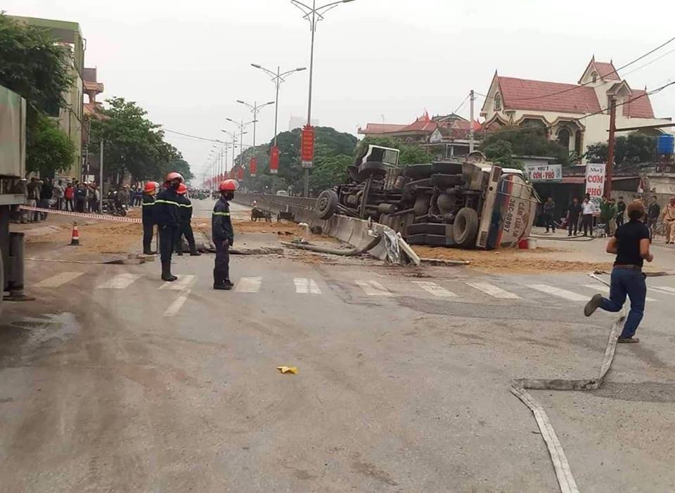 Tin nhanh - Xe bồn chở xăng lật giữa đường, Quốc lộ 1A ách tắc nhiều giờ (Hình 2).