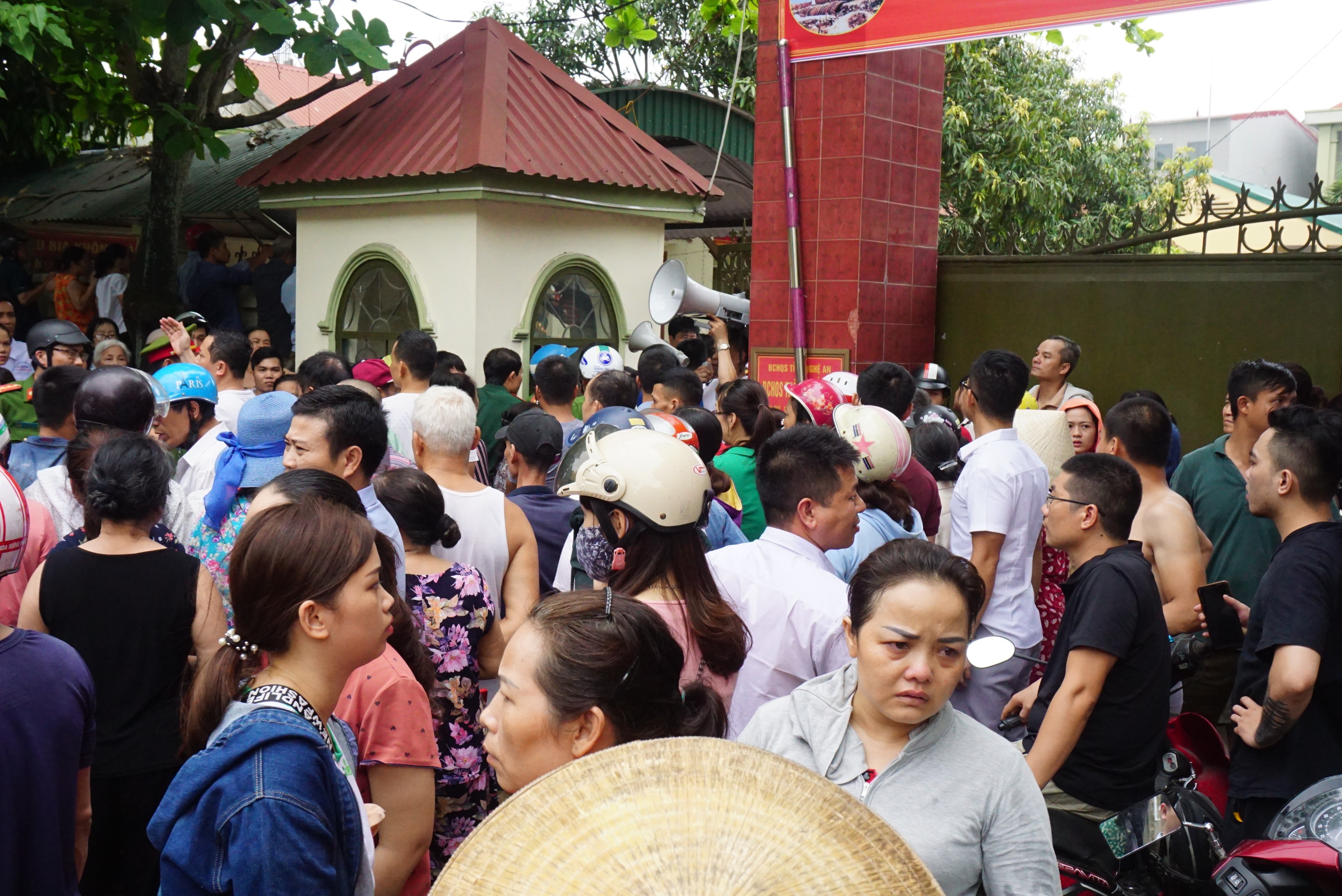 Tin nhanh - Nghe tin trường mầm non cháy, hàng trăm phụ huynh cuống cuồng giải cứu con