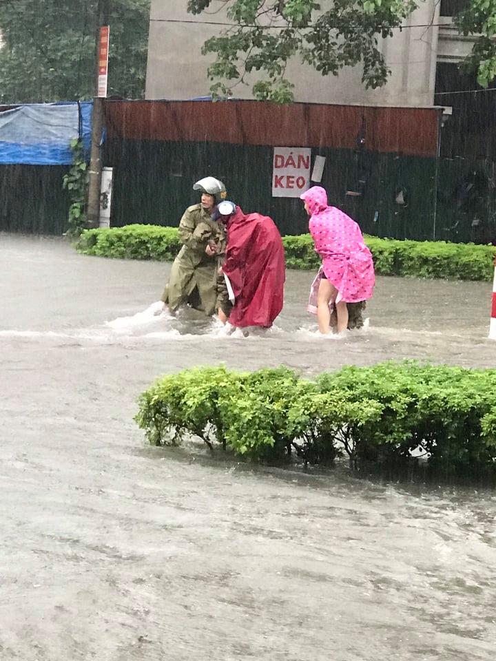 Những hình ảnh này được người dân đưa lên mạng xã hội đã nhận được rất nhiều bình luận và chia sẻ. Đa số để bày tỏ sự xúc động trước những hành động cao đẹp của các đồng chí. 