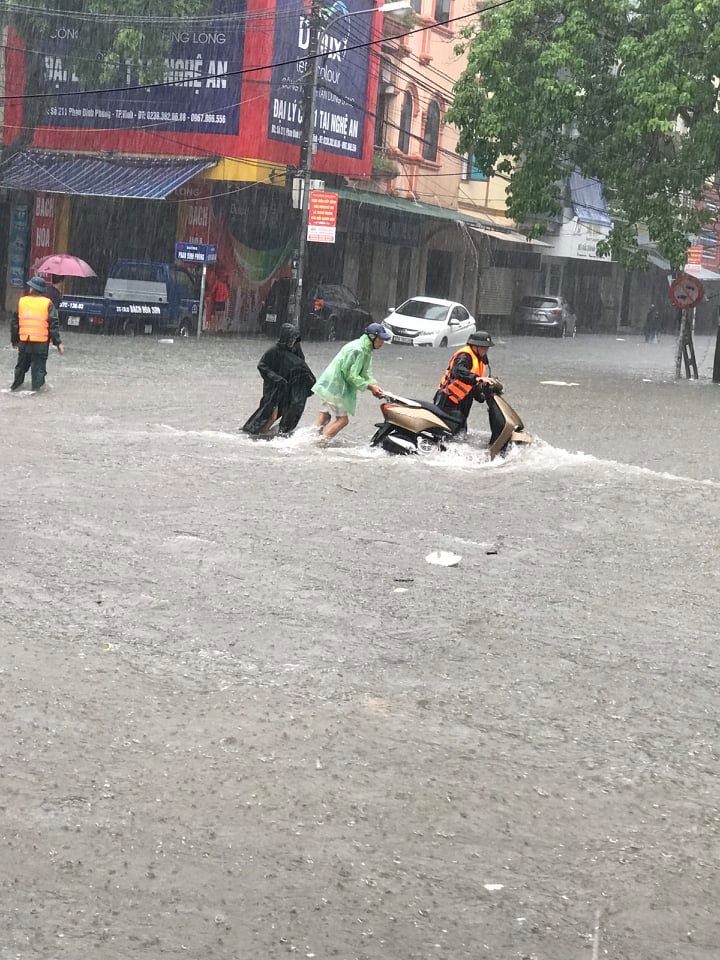 Mặc dù đã hơn 12h nhưng các chiến sỹ vẫn dầm mình để giúp người dân lưu thông qua đoạn đường an toàn. 